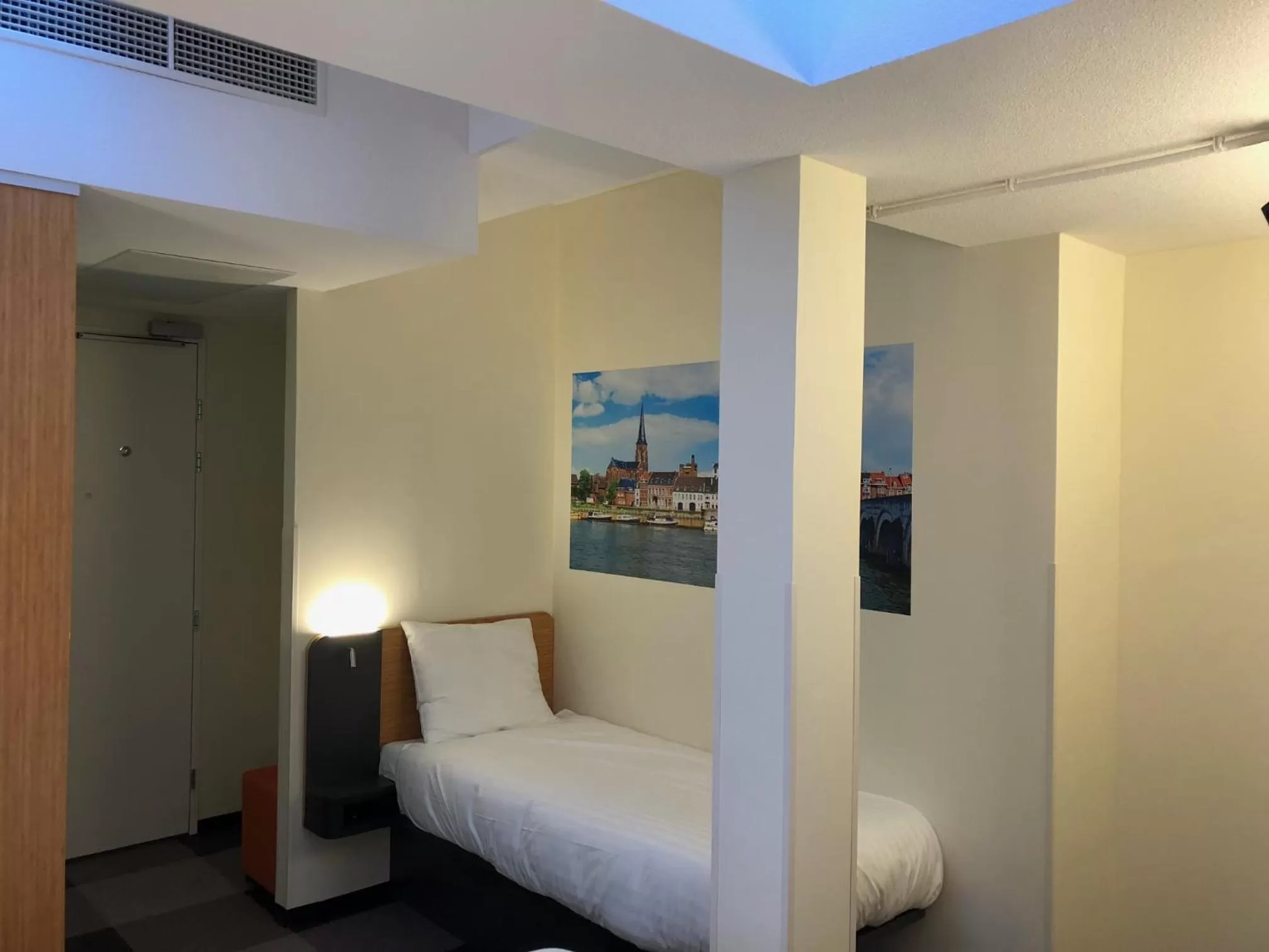 Bed in easyHotel Maastricht City Centre