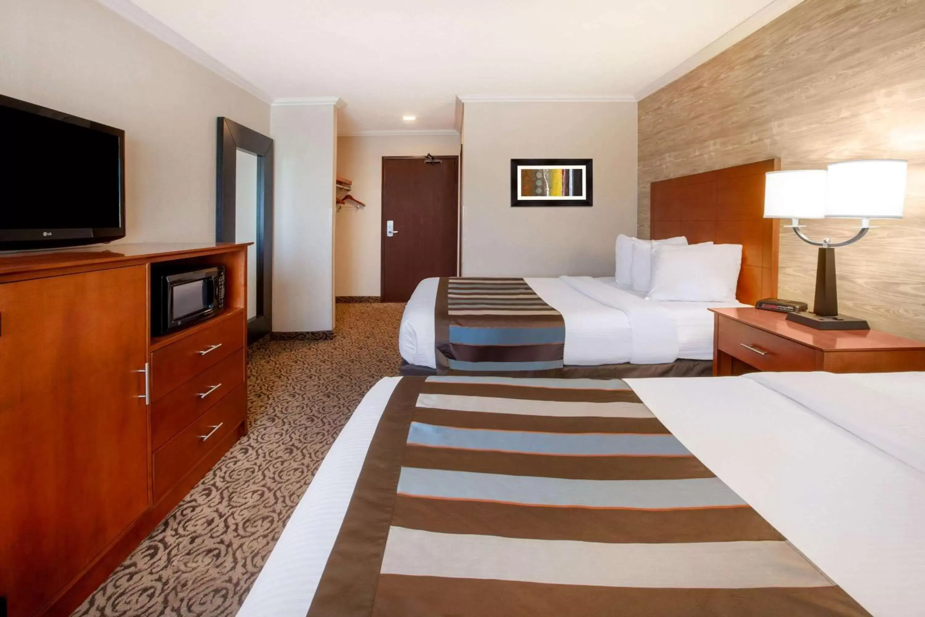 Photo of the whole room, Bed in Wingate by Wyndham Detroit Metro Airport