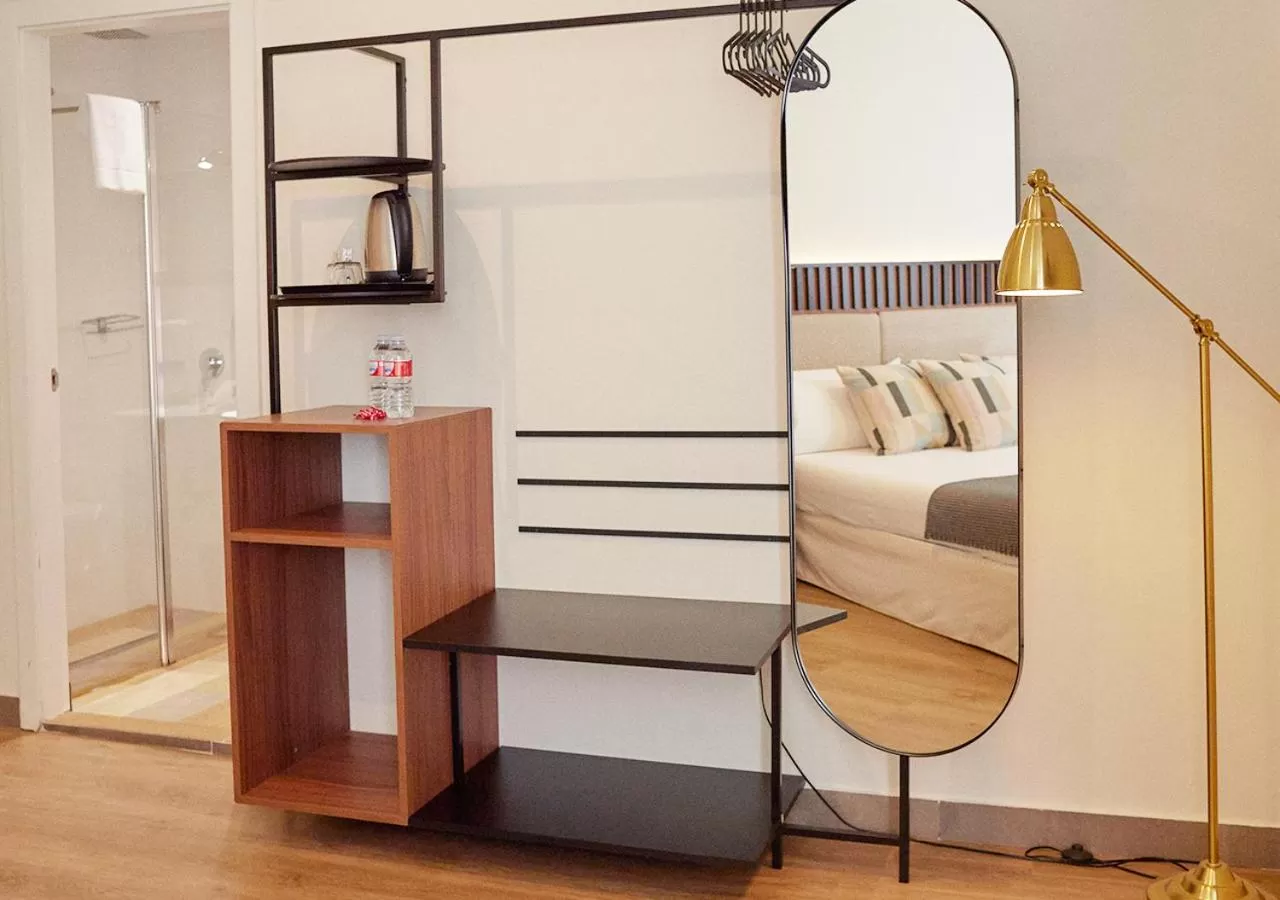 wardrobe, Bed in ISA Sevilla Suites