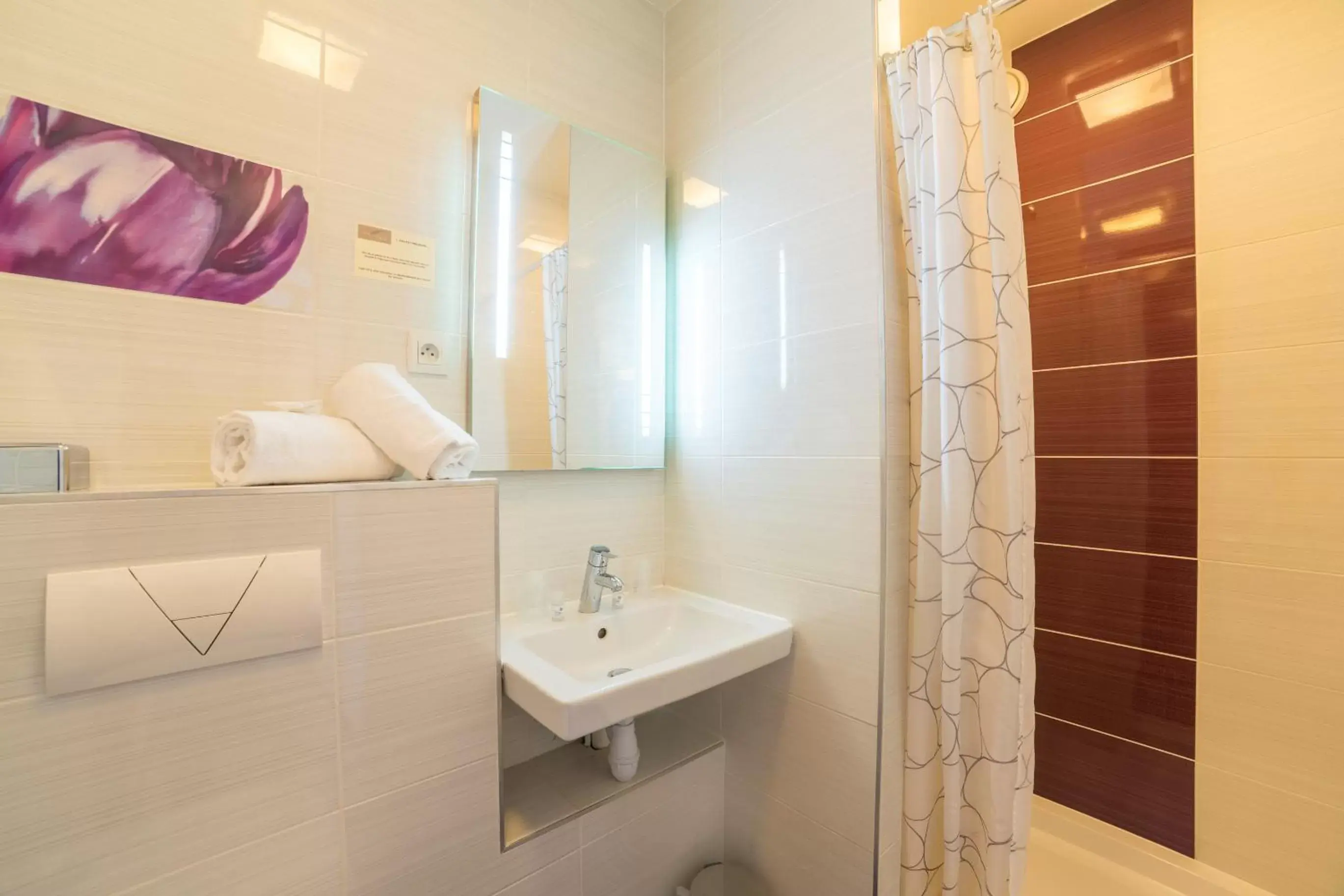 Bathroom in The Originals Boutique, Hôtel Les Poèmes de Chartres (Inter-Hotel)