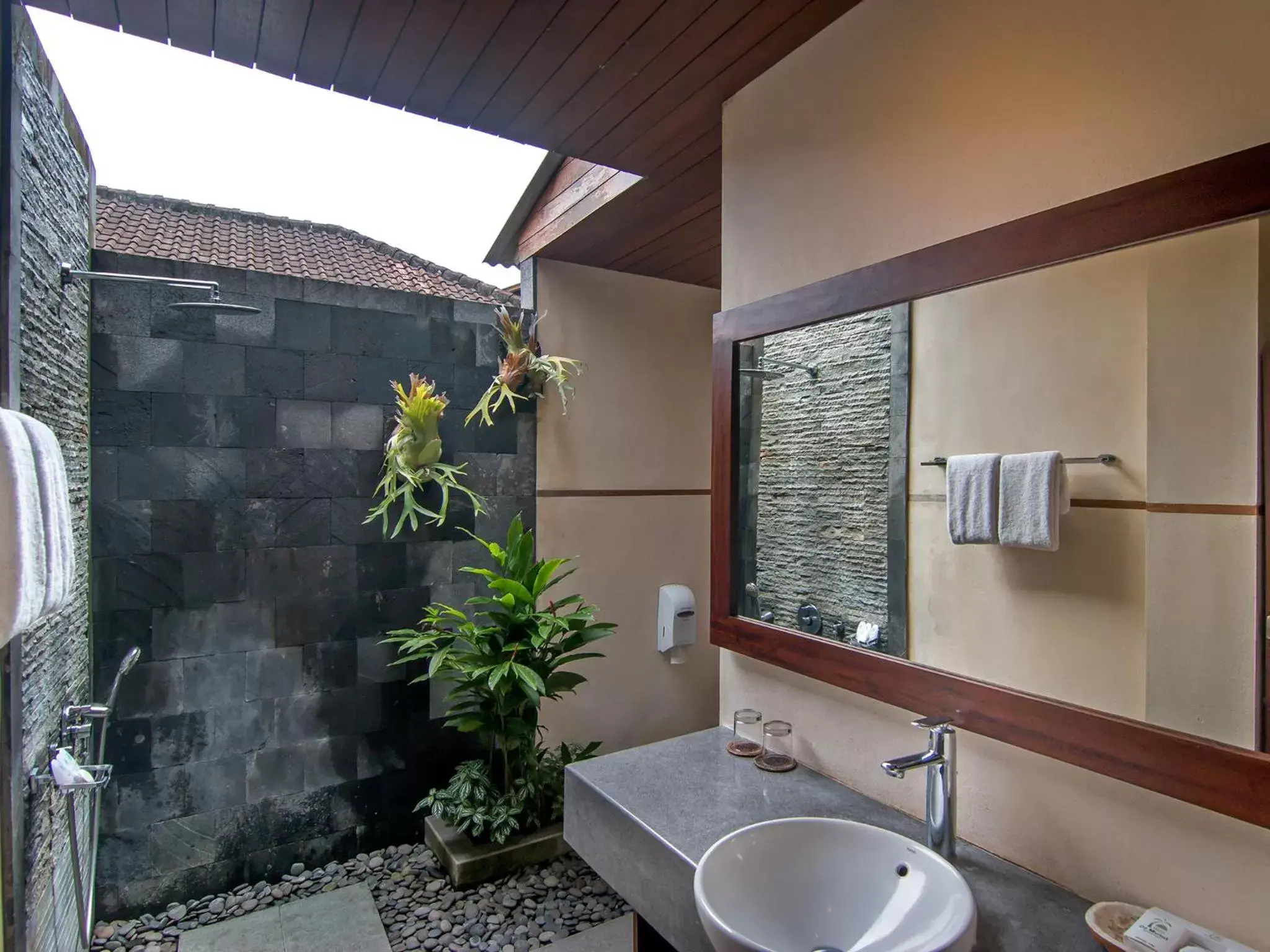 Shower, Bathroom in De Munut Balinese Resort