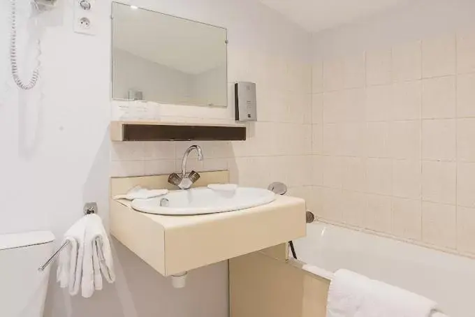Bathroom in Hôtel Restaurant PLATANES