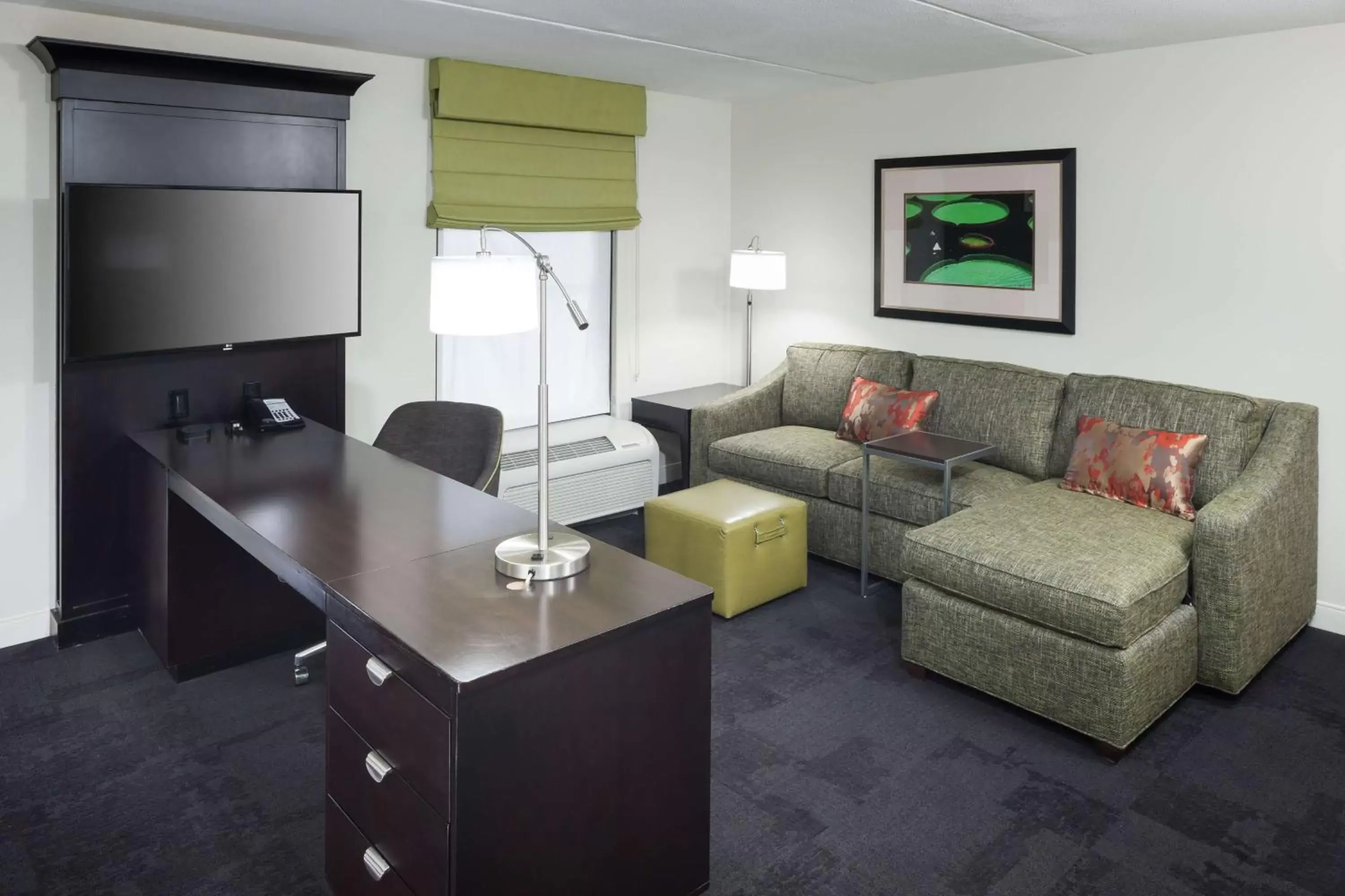 Bed, Seating Area in Hampton Inn & Suites Gainesville Downtown