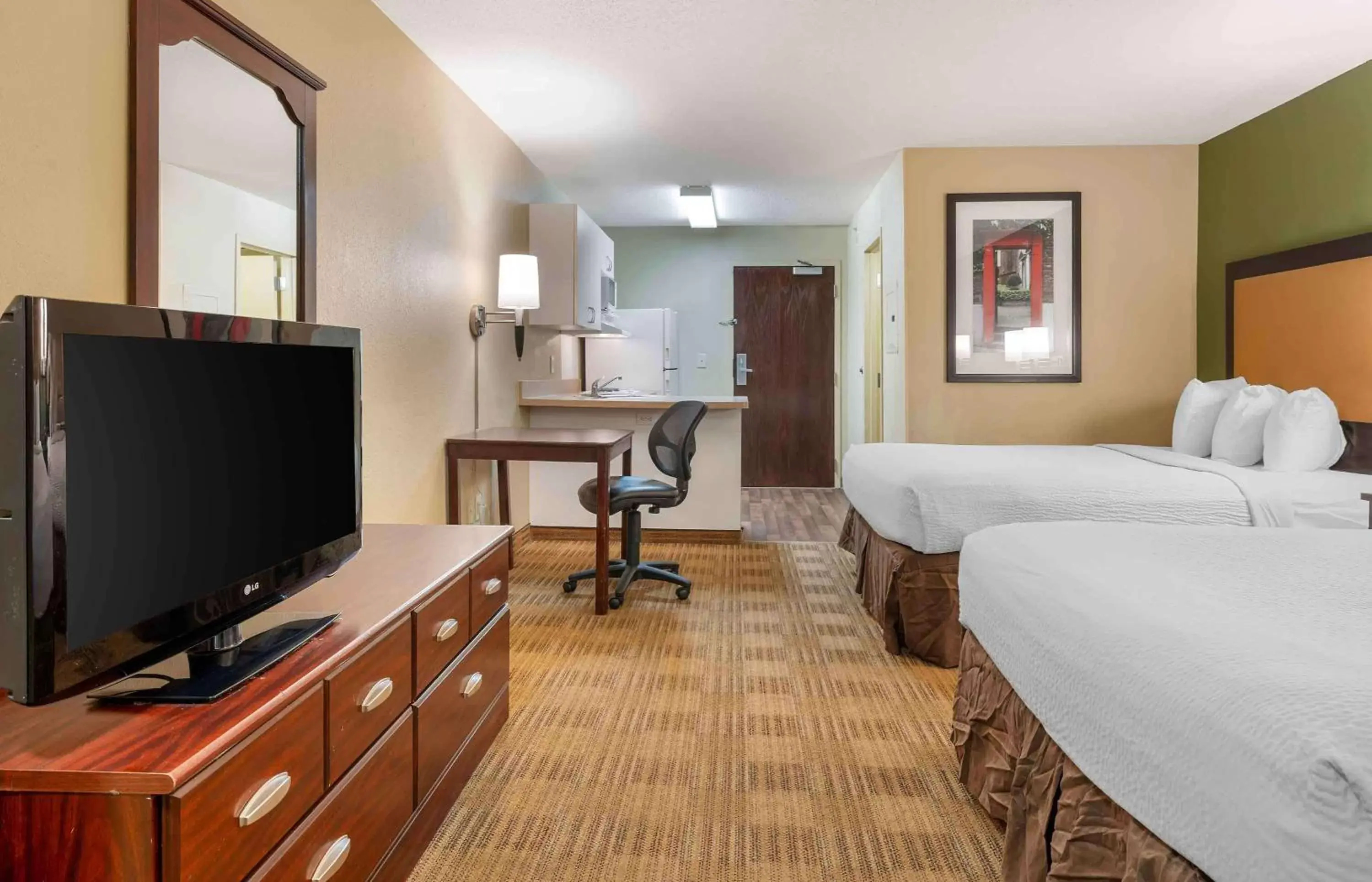 Bedroom, TV/Entertainment Center in Extended Stay America Suites - Cincinnati - Florence - Turfway Rd