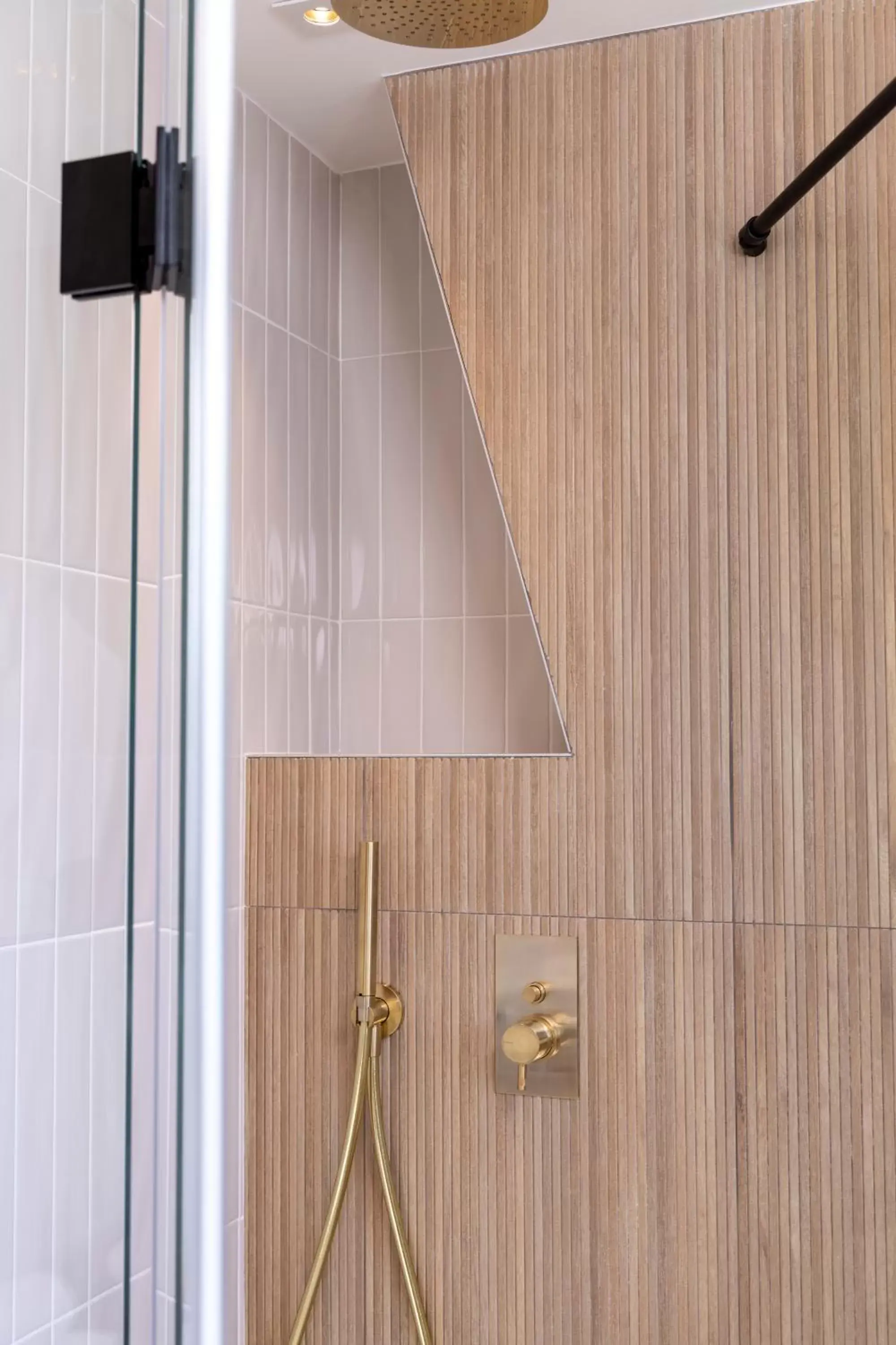Shower, Bathroom in Hôtel Beige