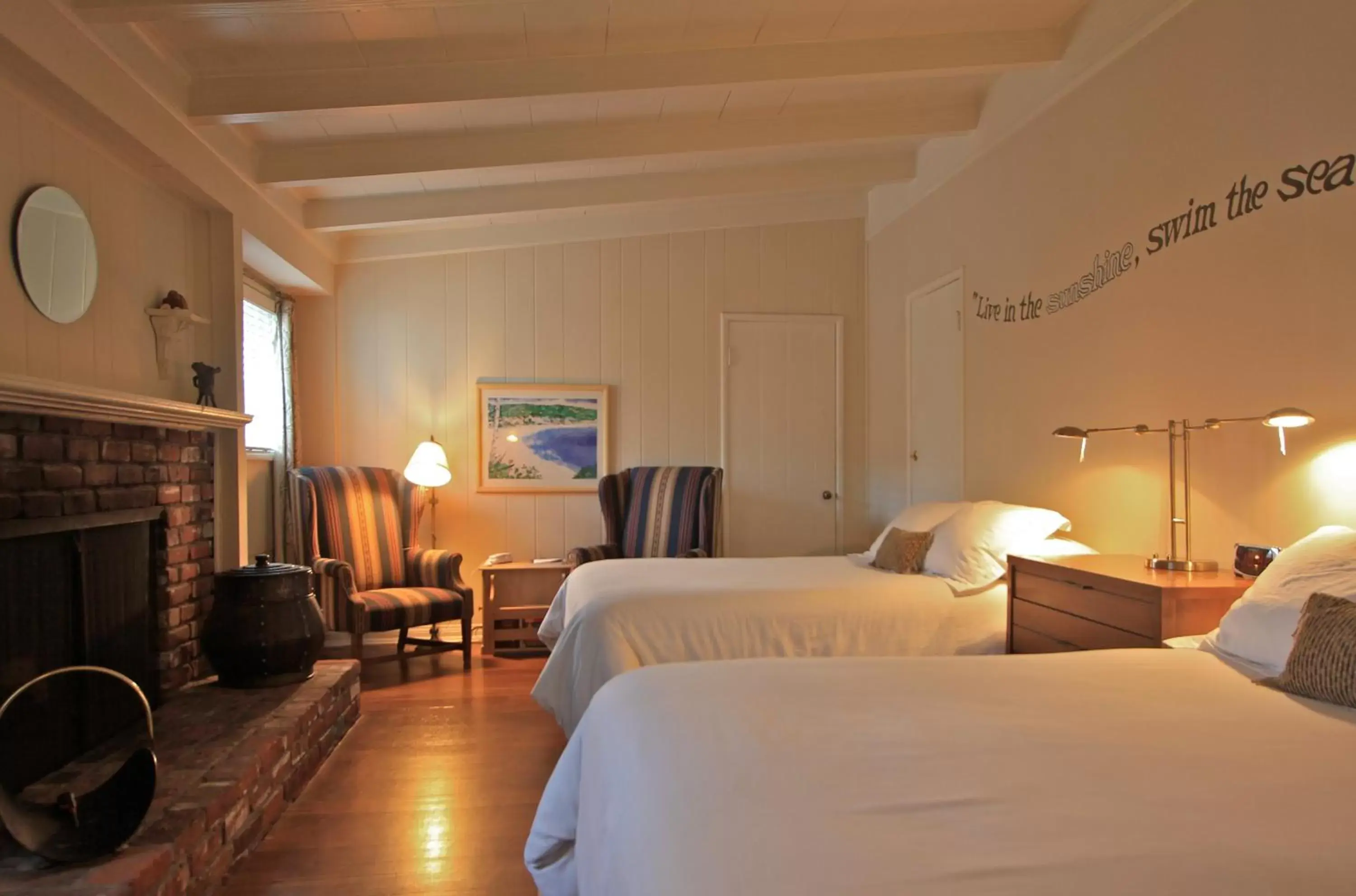 Photo of the whole room, Bed in The Tides Laguna Beach