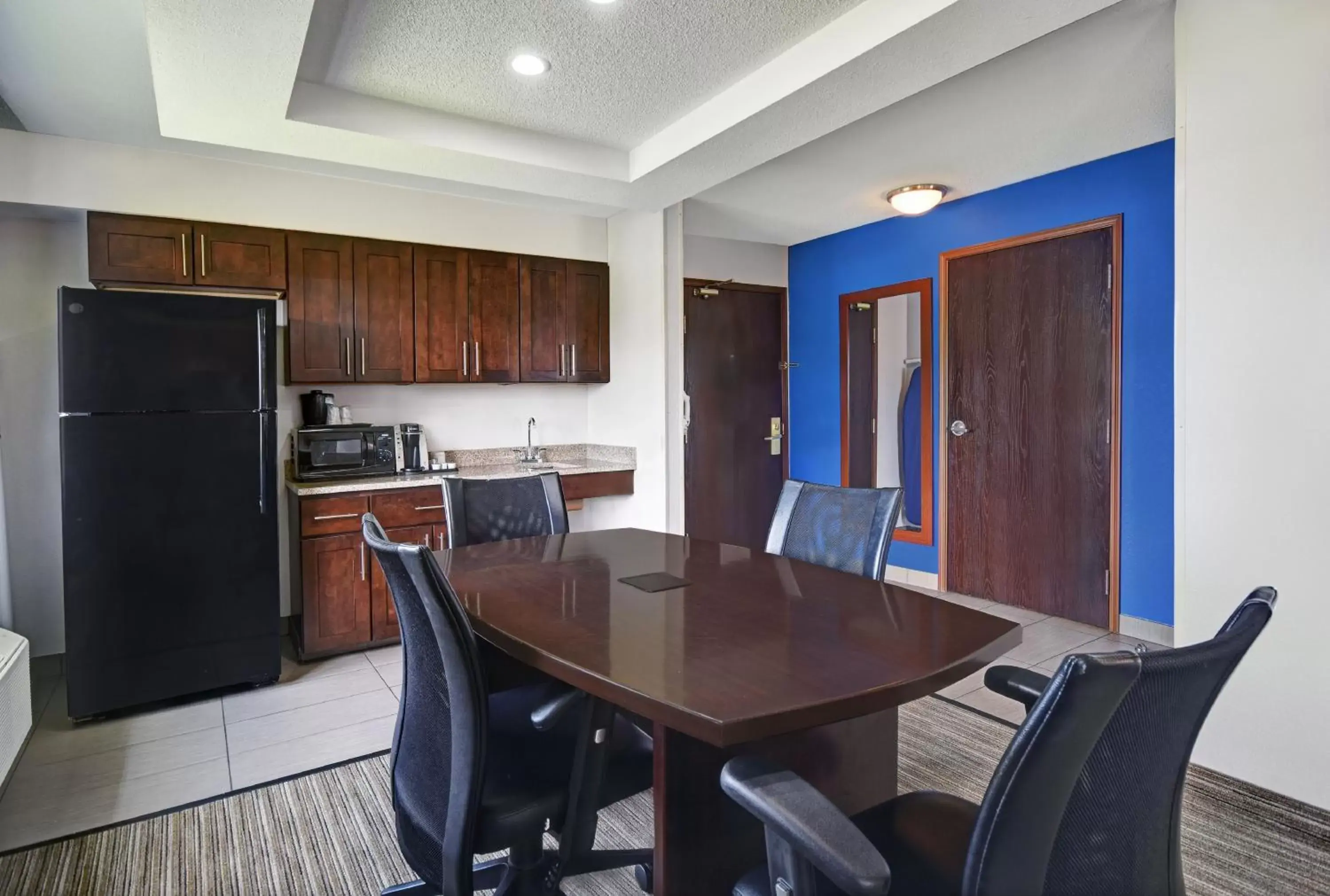 Photo of the whole room, Dining Area in Holiday Inn Express Marshall, an IHG Hotel