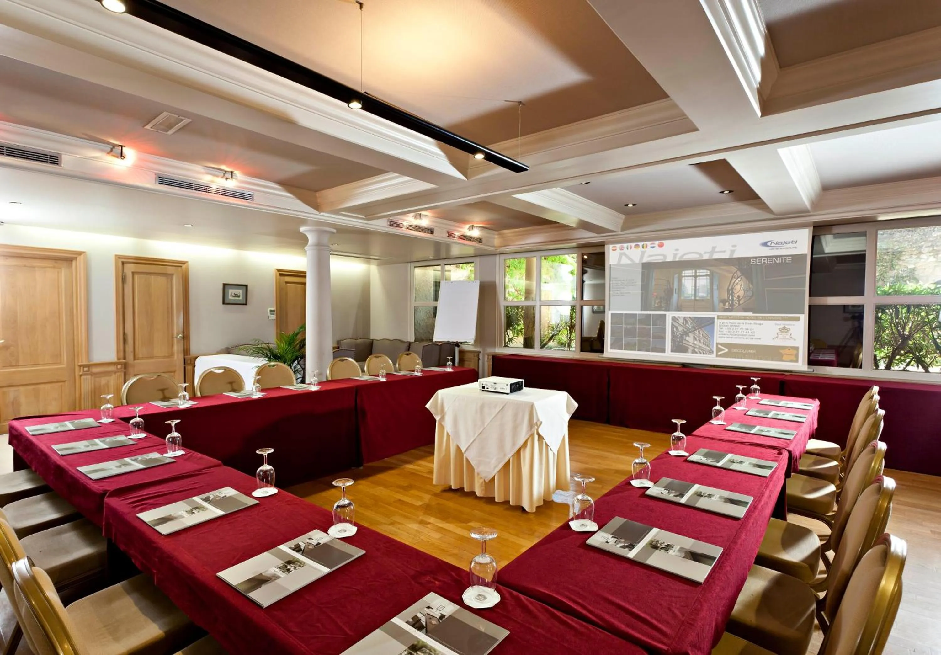 Property building in Hôtel la Magnaneraie