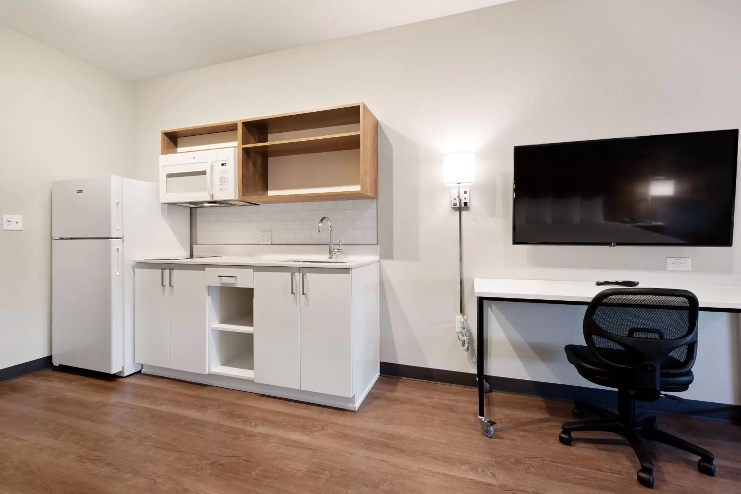 Kitchen or kitchenette, TV/Entertainment Center in Extended Stay America Premier Suites - Orlando - Sanford