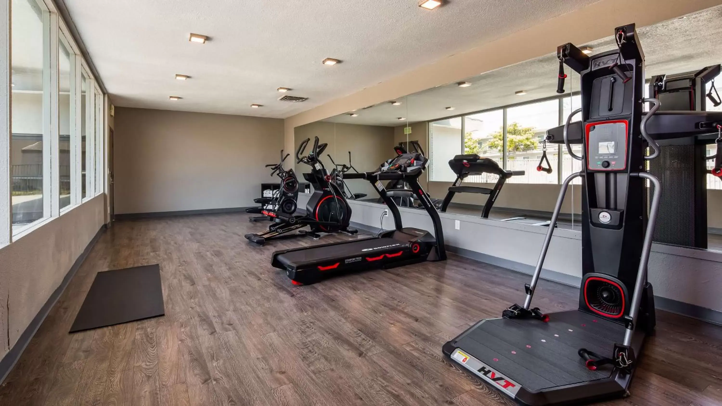 Fitness centre/facilities, Fitness Center/Facilities in SureStay Plus Hotel by Best Western Point Richmond