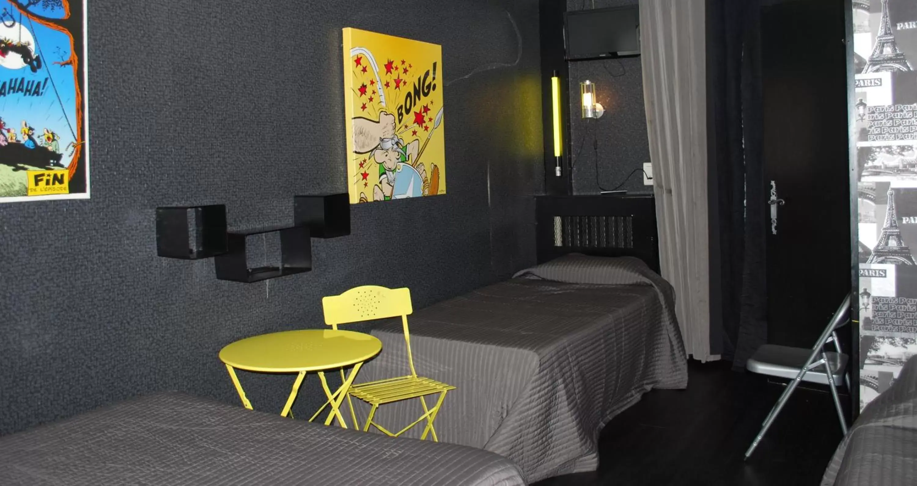 Bed in Hôtel de Roubaix