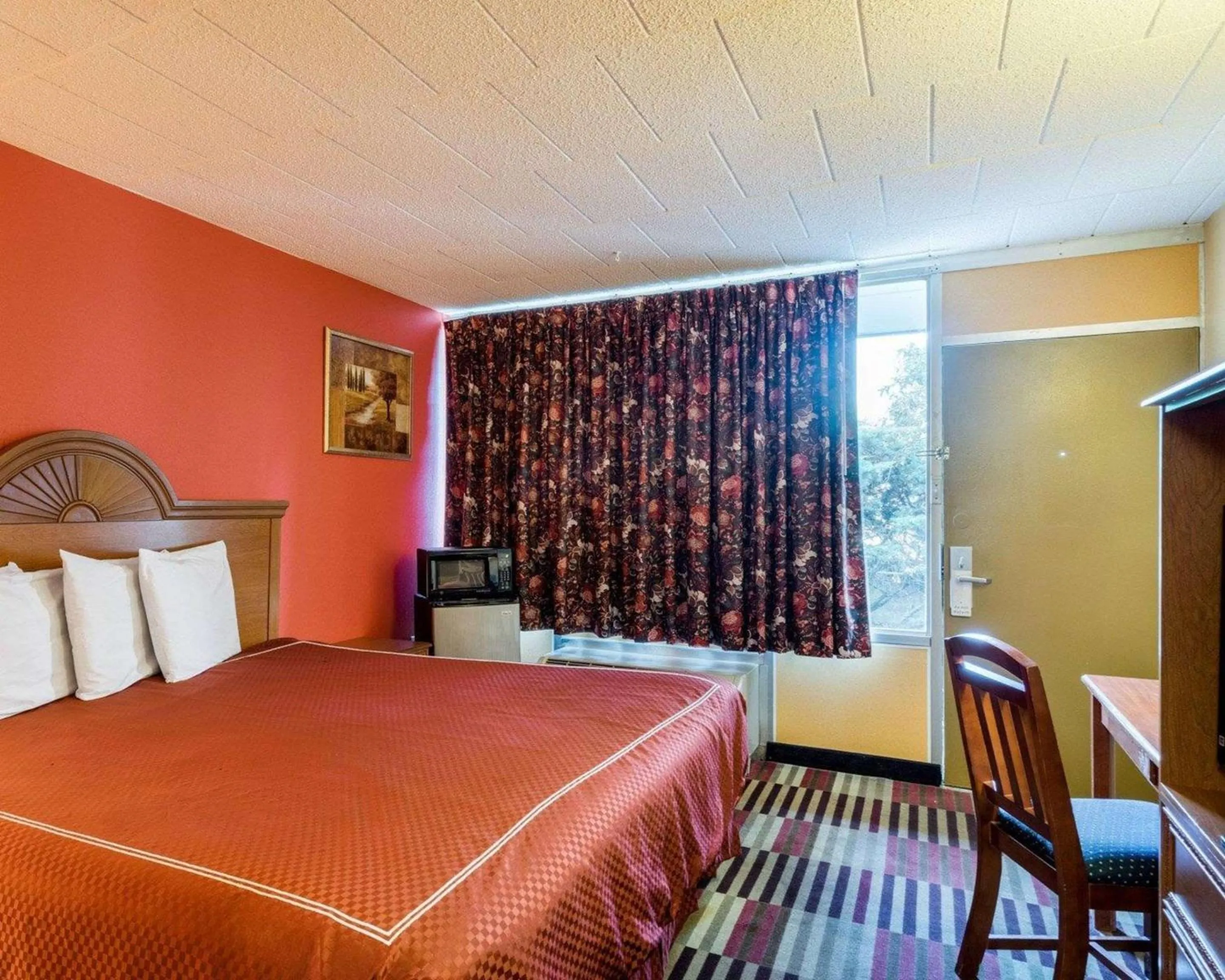 Photo of the whole room in Rodeway Inn Newark