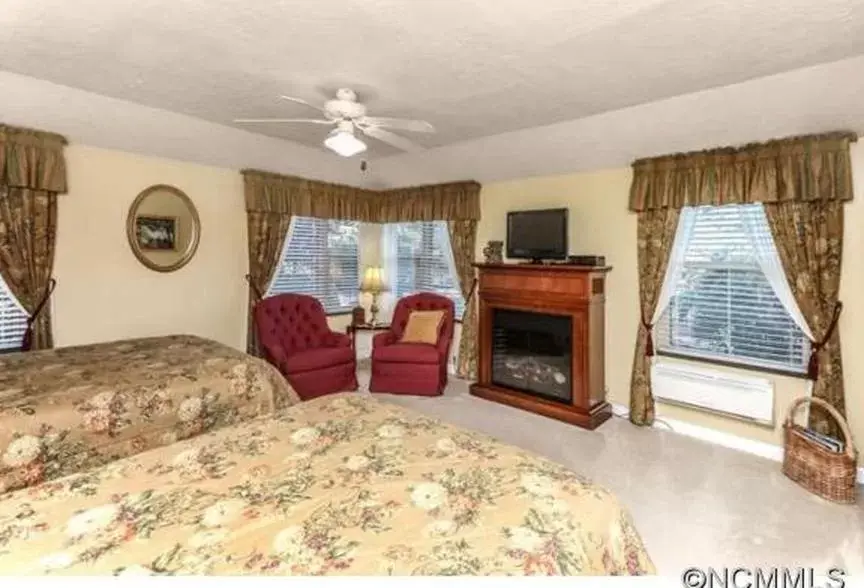 Bedroom in Brookside Mountain Mist Inn
