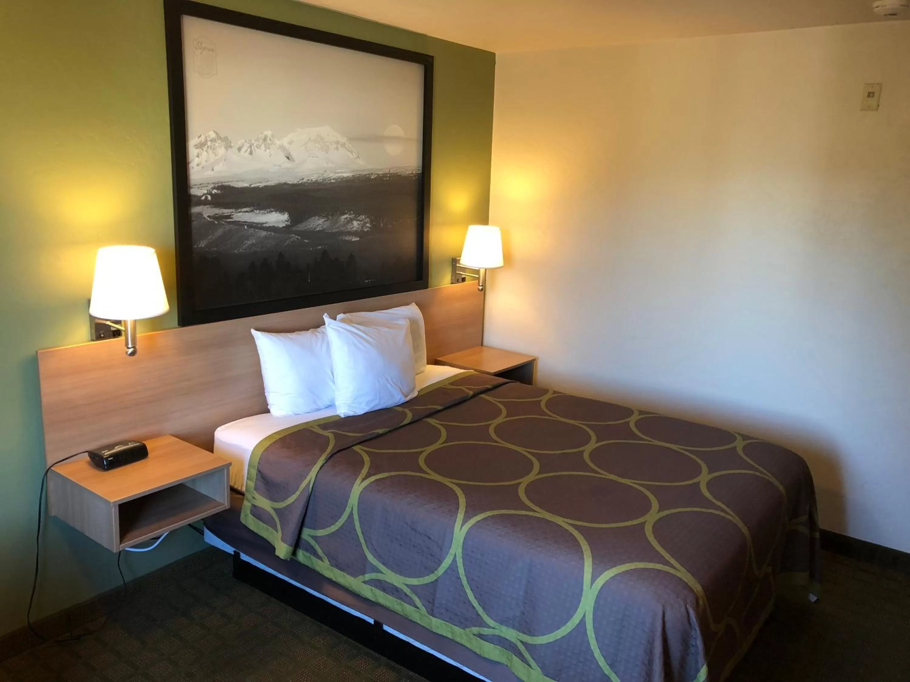 Bedroom, Bed in Super 8 by Wyndham Bend