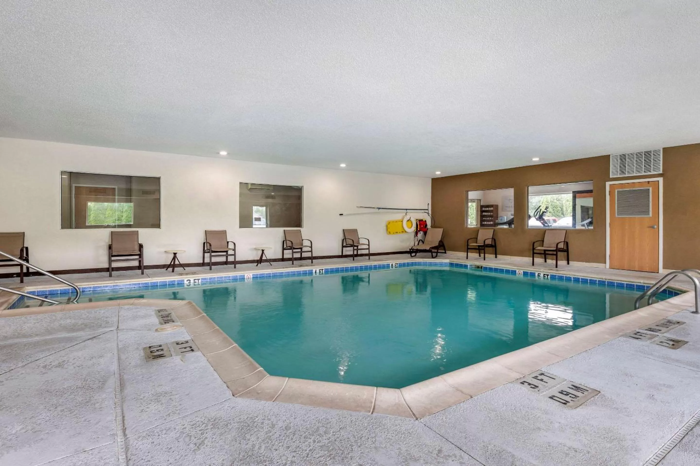 Swimming pool in Comfort Suites Elkhart North