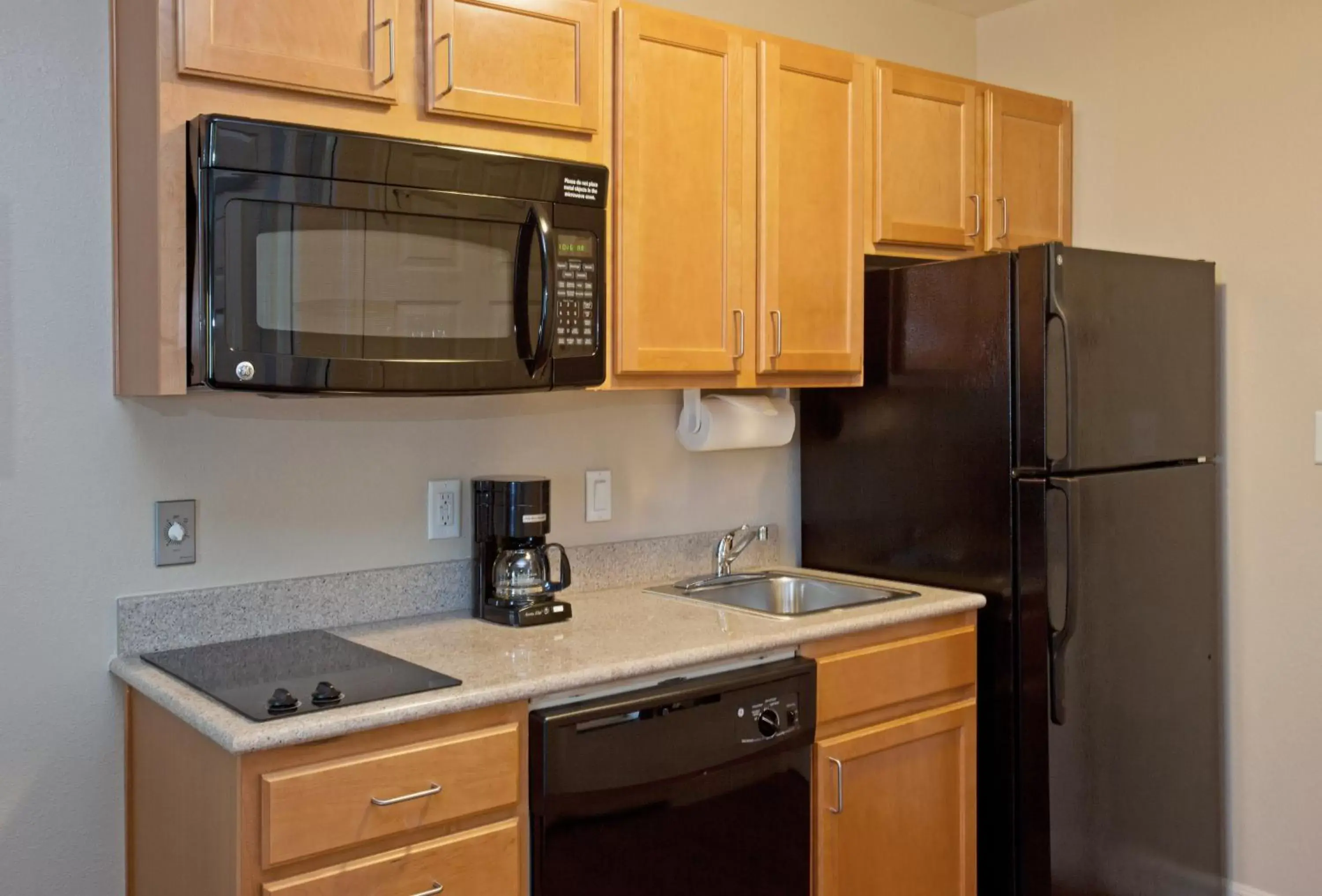 Photo of the whole room, Kitchen/Kitchenette in Candlewood Suites La Porte, an IHG Hotel