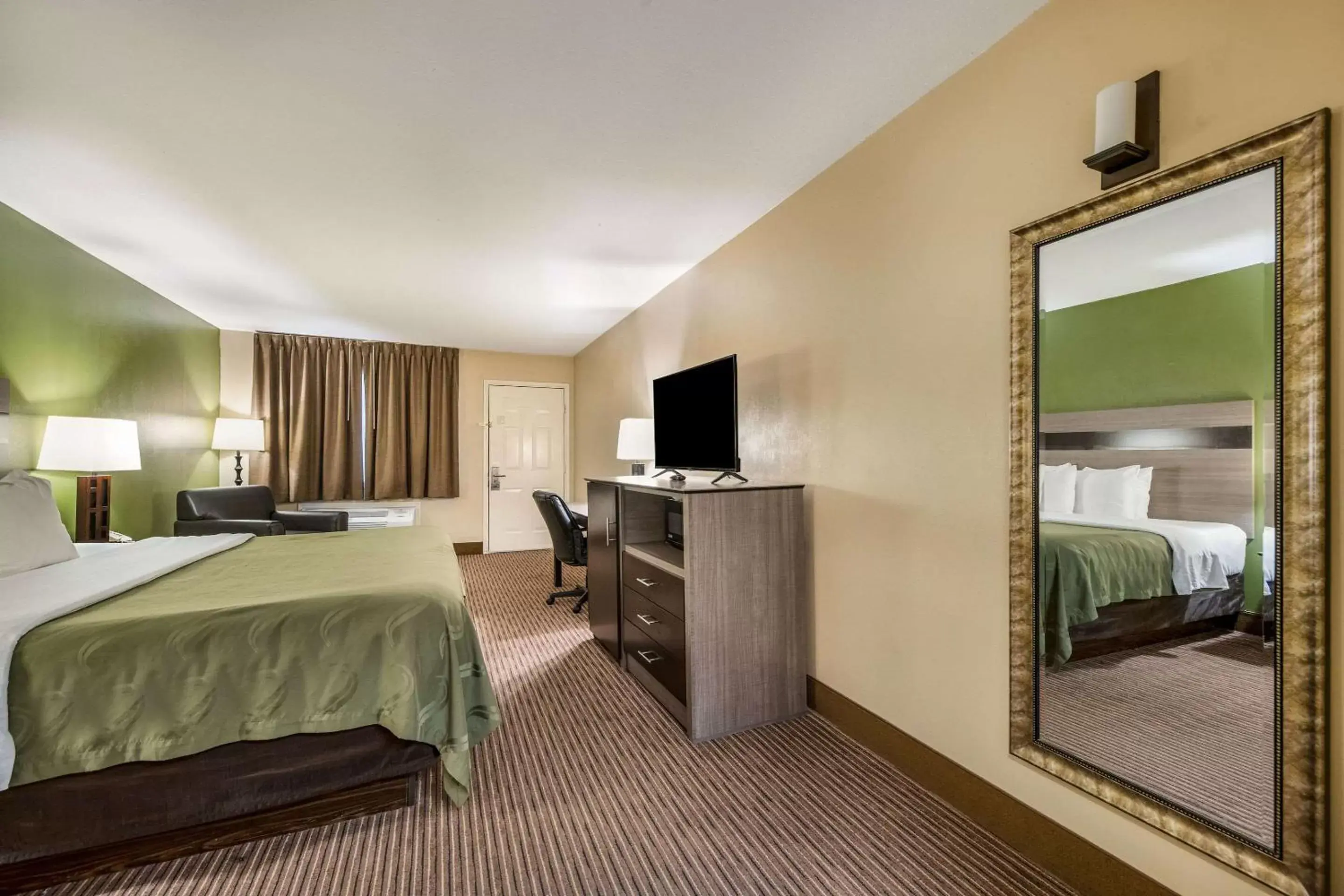 Bedroom, Bed in Quality Inn & Suites - Garland