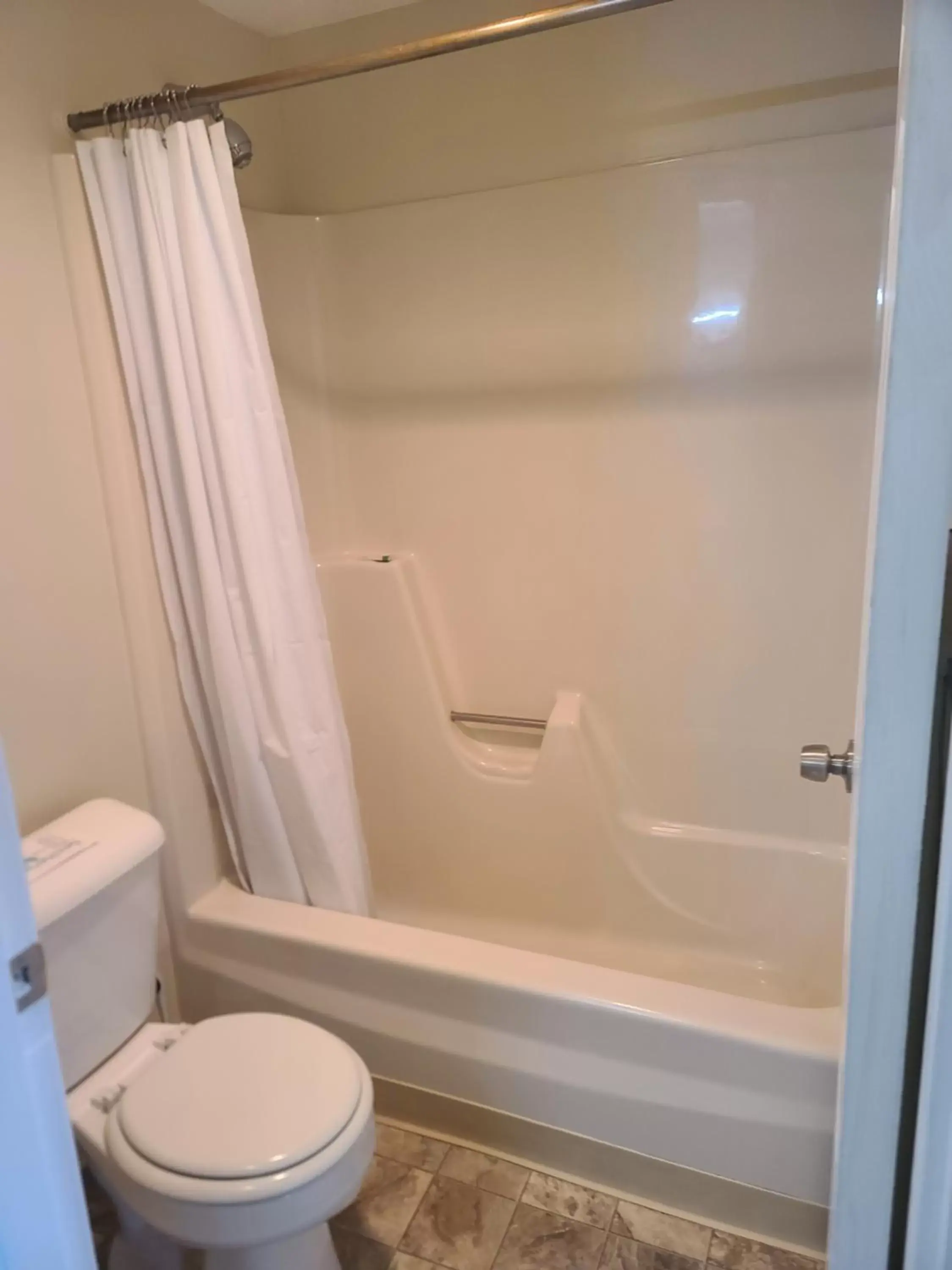 Deluxe King Room in Lake Shore Farm Inn Deluxe King Room in Lake Shore Farm Inn