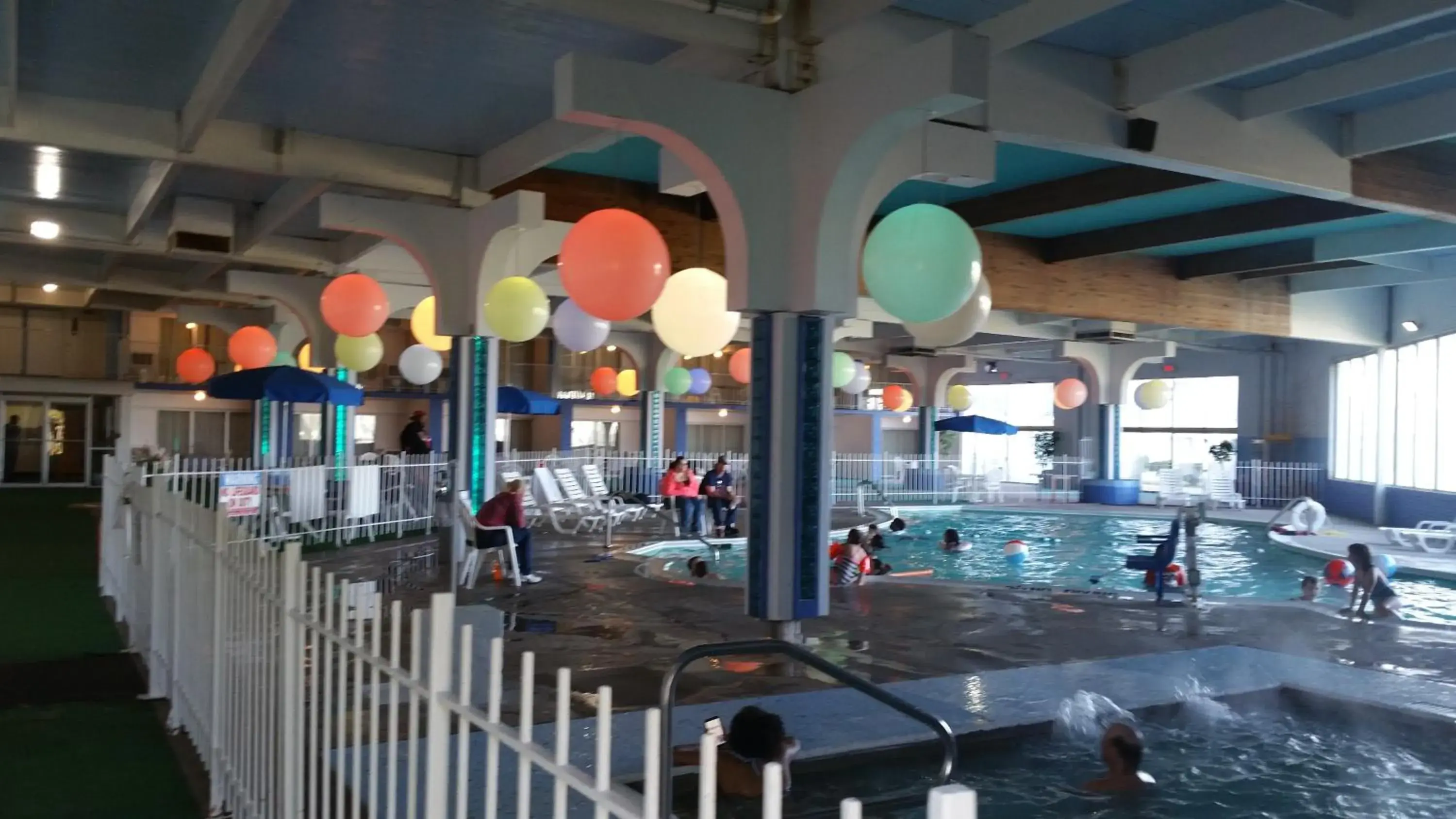 Hot Tub, Restaurant/Places to Eat in Howard Johnson by Wyndham Benton Harbor