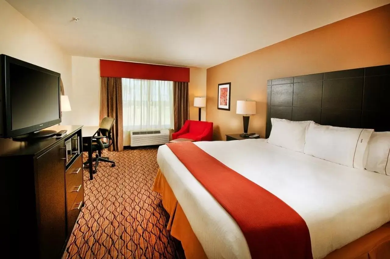 Bed in Holiday Inn Express Hotel and Suites Pearsall, an IHG Hotel