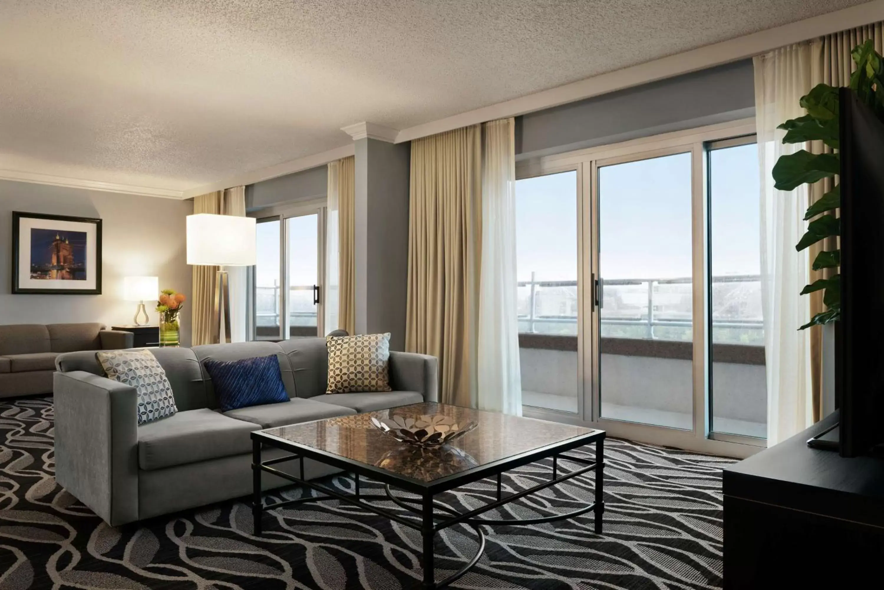 Living room, Seating Area in Embassy Suites Cincinnati - RiverCenter