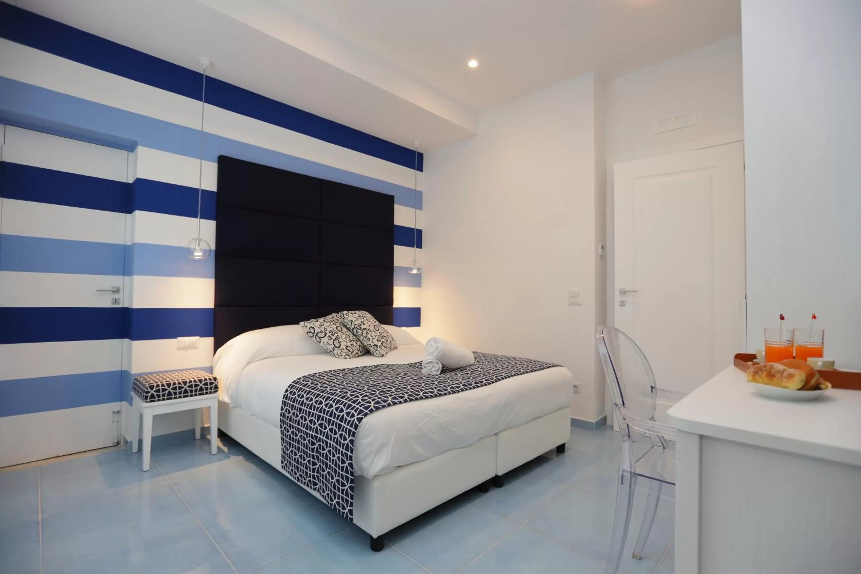 Photo of the whole room, Bed in Domus Meta