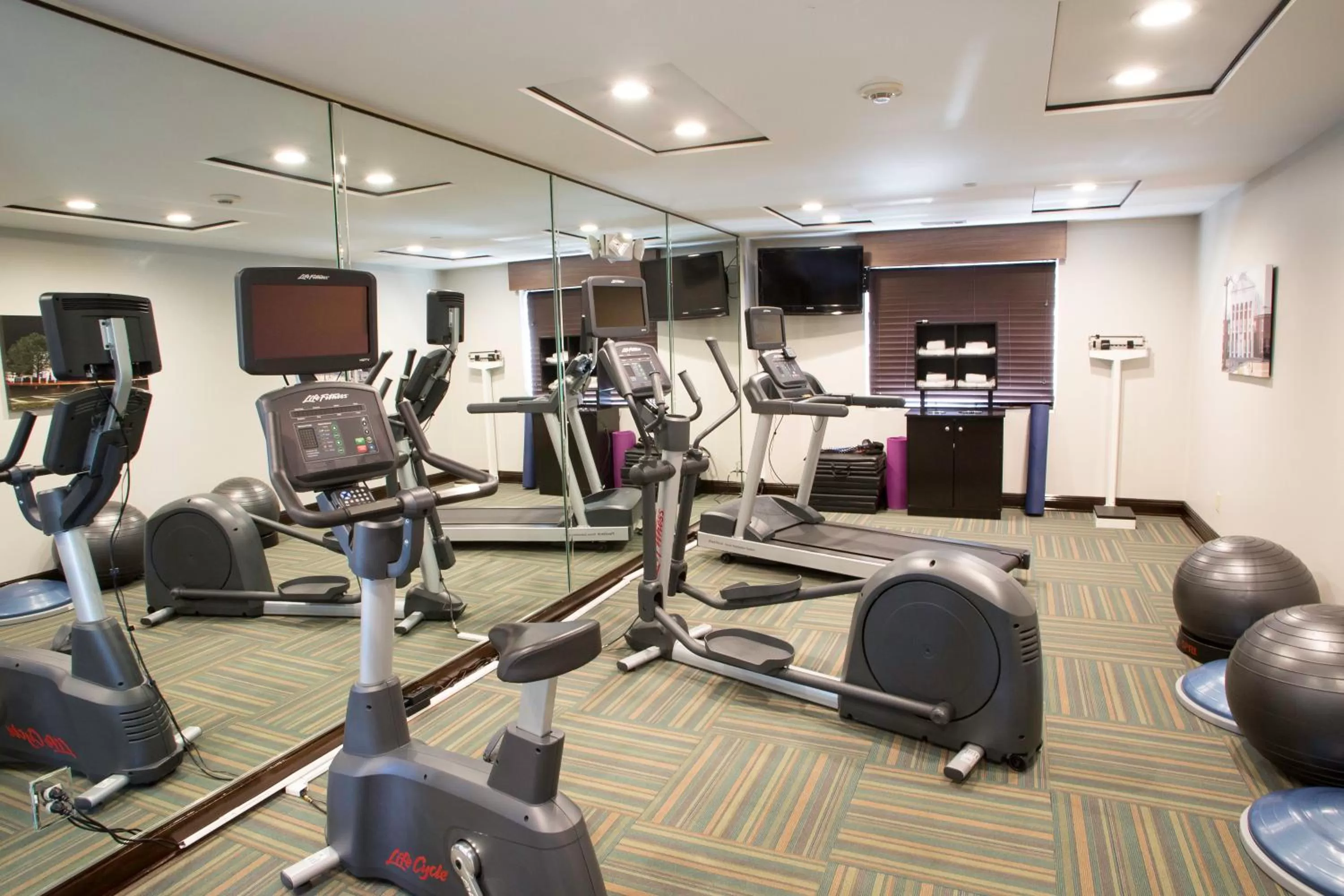 Fitness centre/facilities in Holiday Inn Express & Suites - Oxford, an IHG Hotel