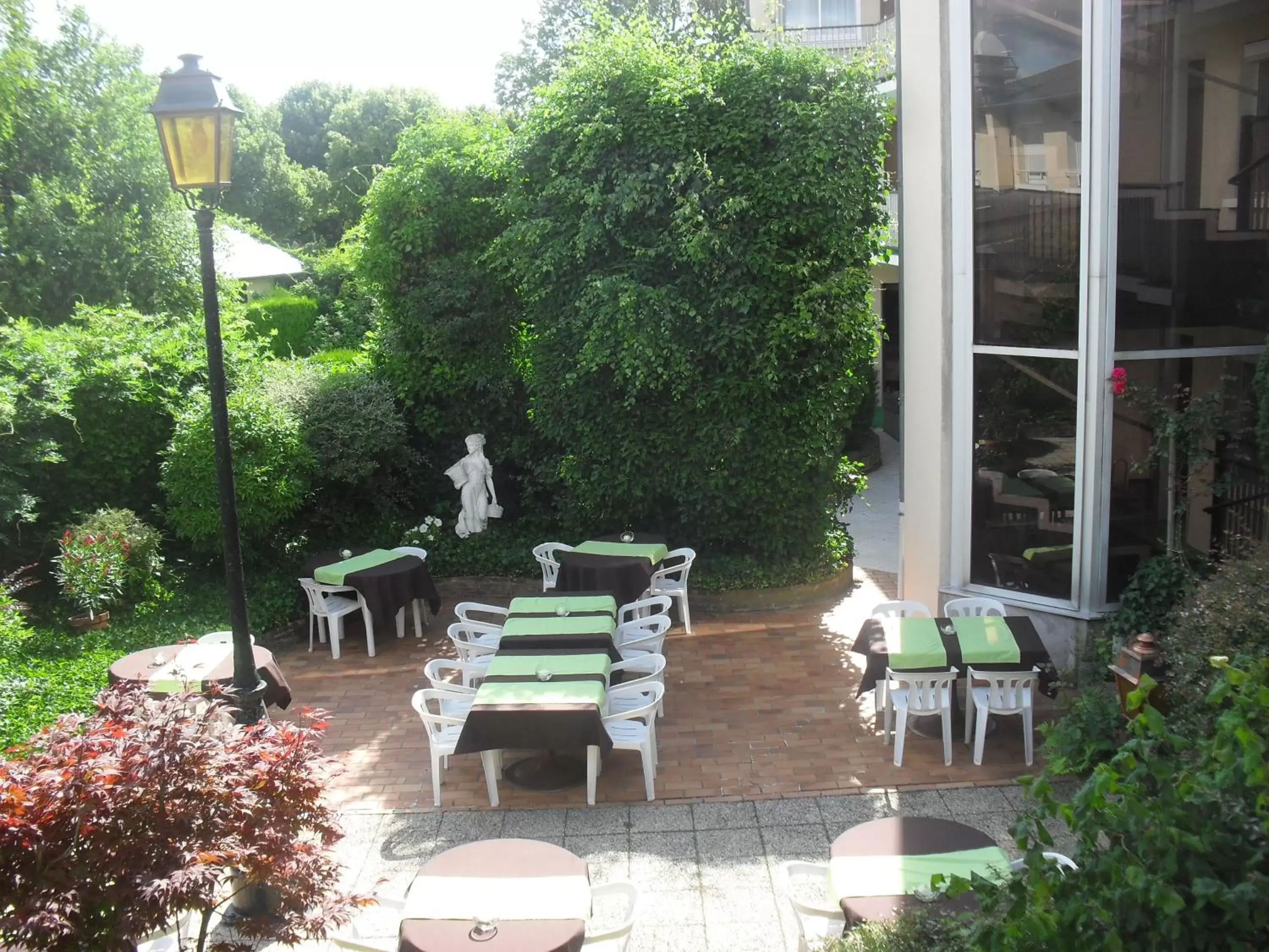 Garden, Patio/Outdoor Area in Hôtel de France Contres-Beauval-Cheverny