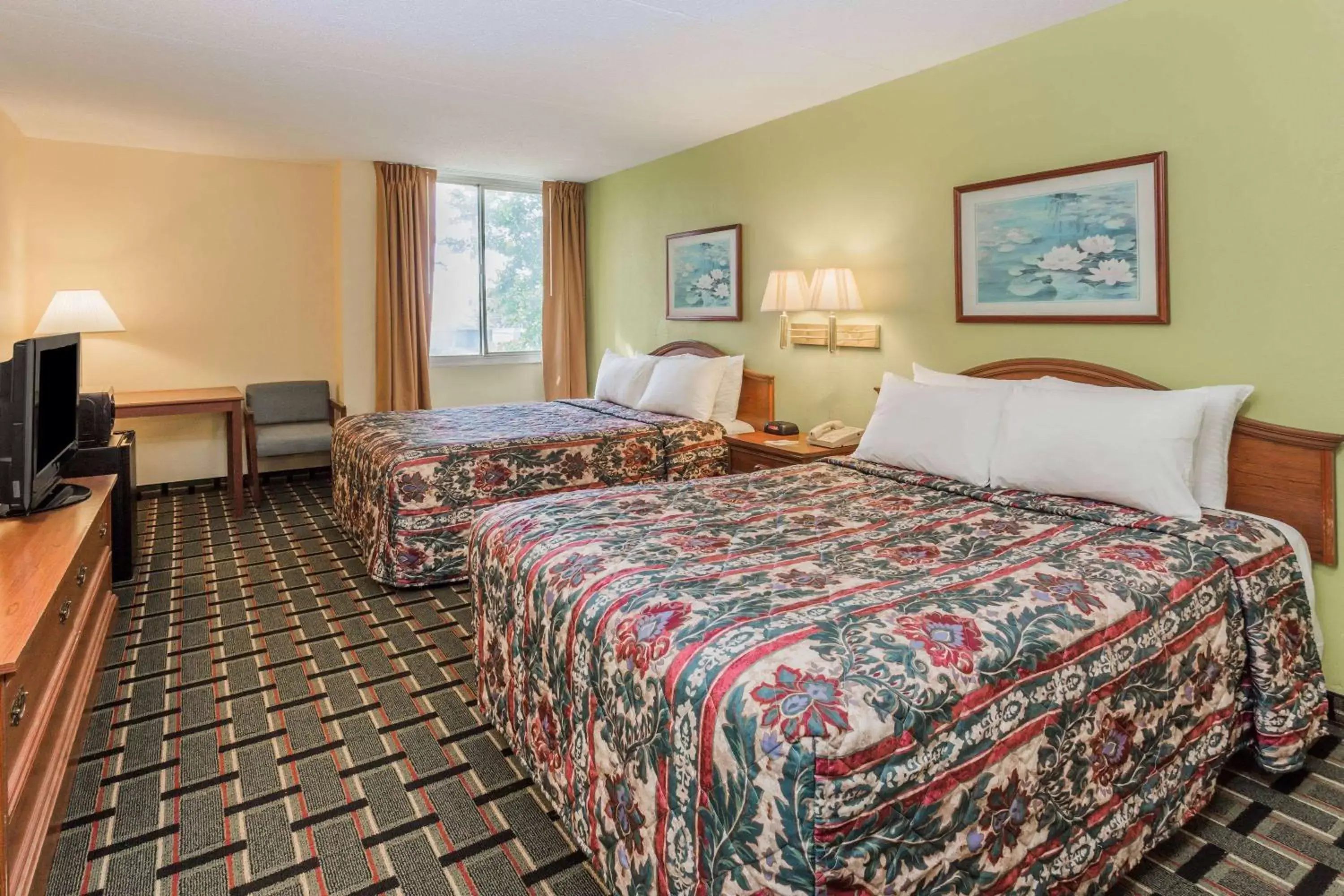 Photo of the whole room, Bed in Days Hotel by Wyndham Danville Conference Center