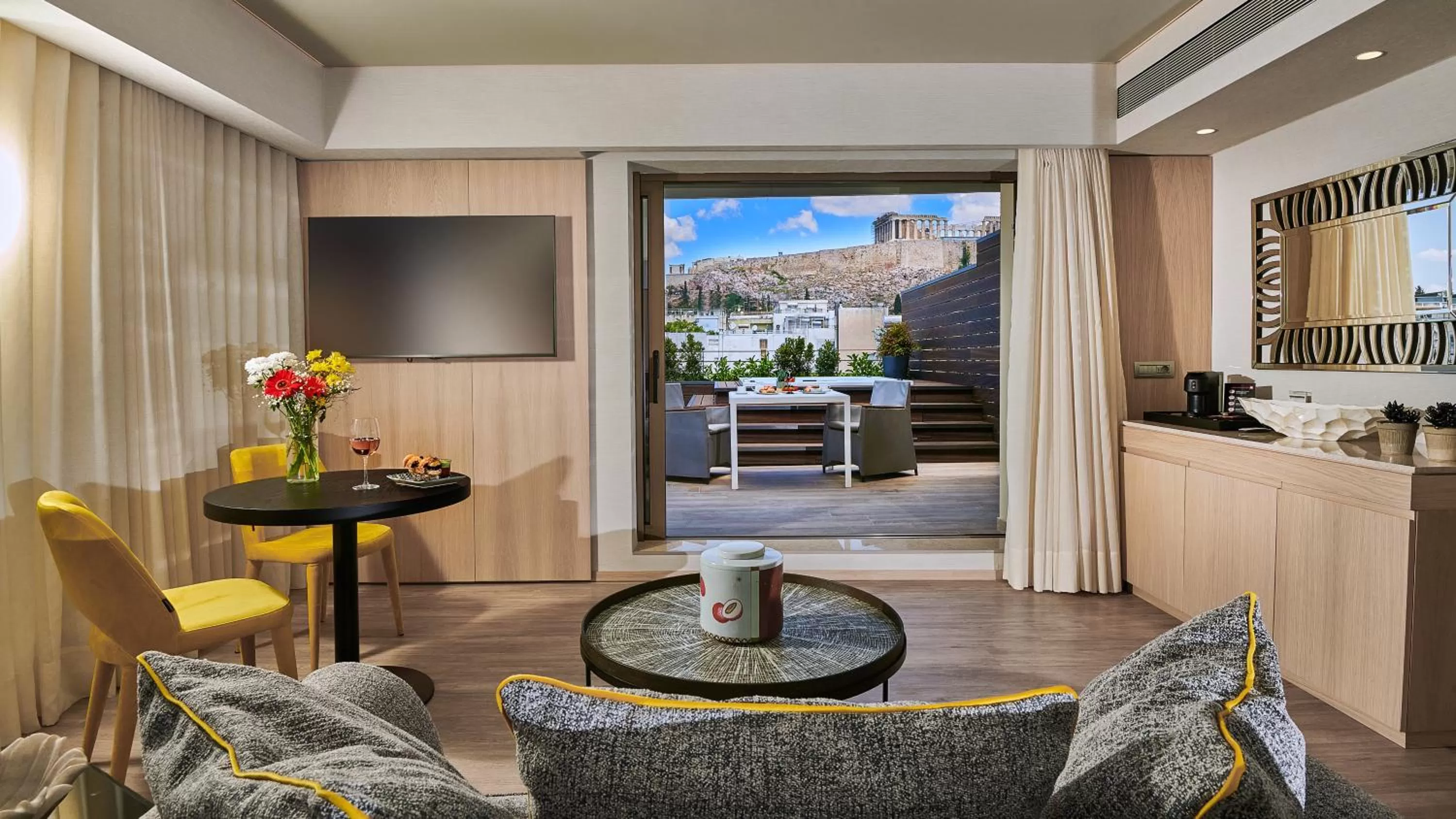 Bed in Divani Palace Acropolis