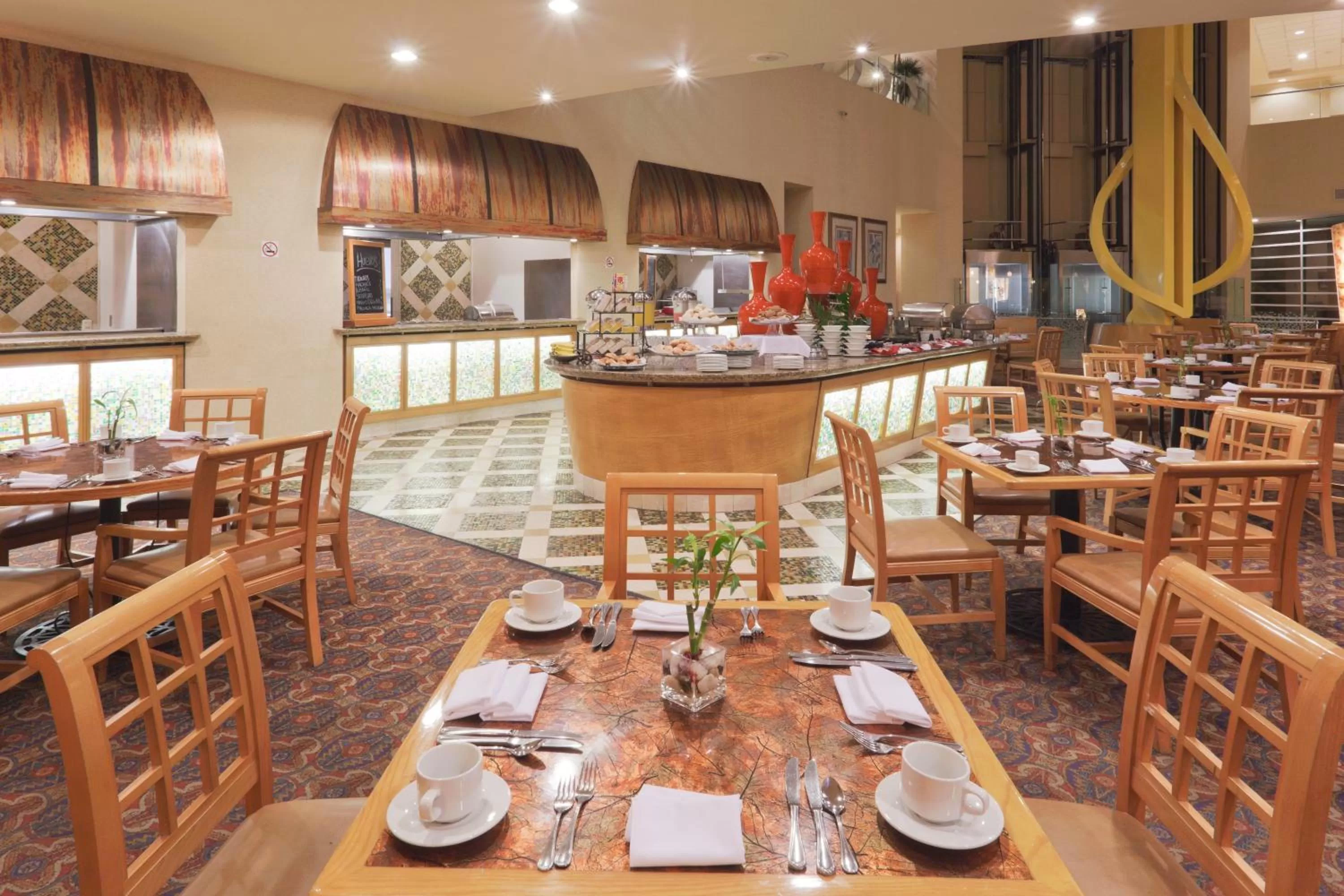 Restaurant/places to eat in Crowne Plaza Torreon by IHG