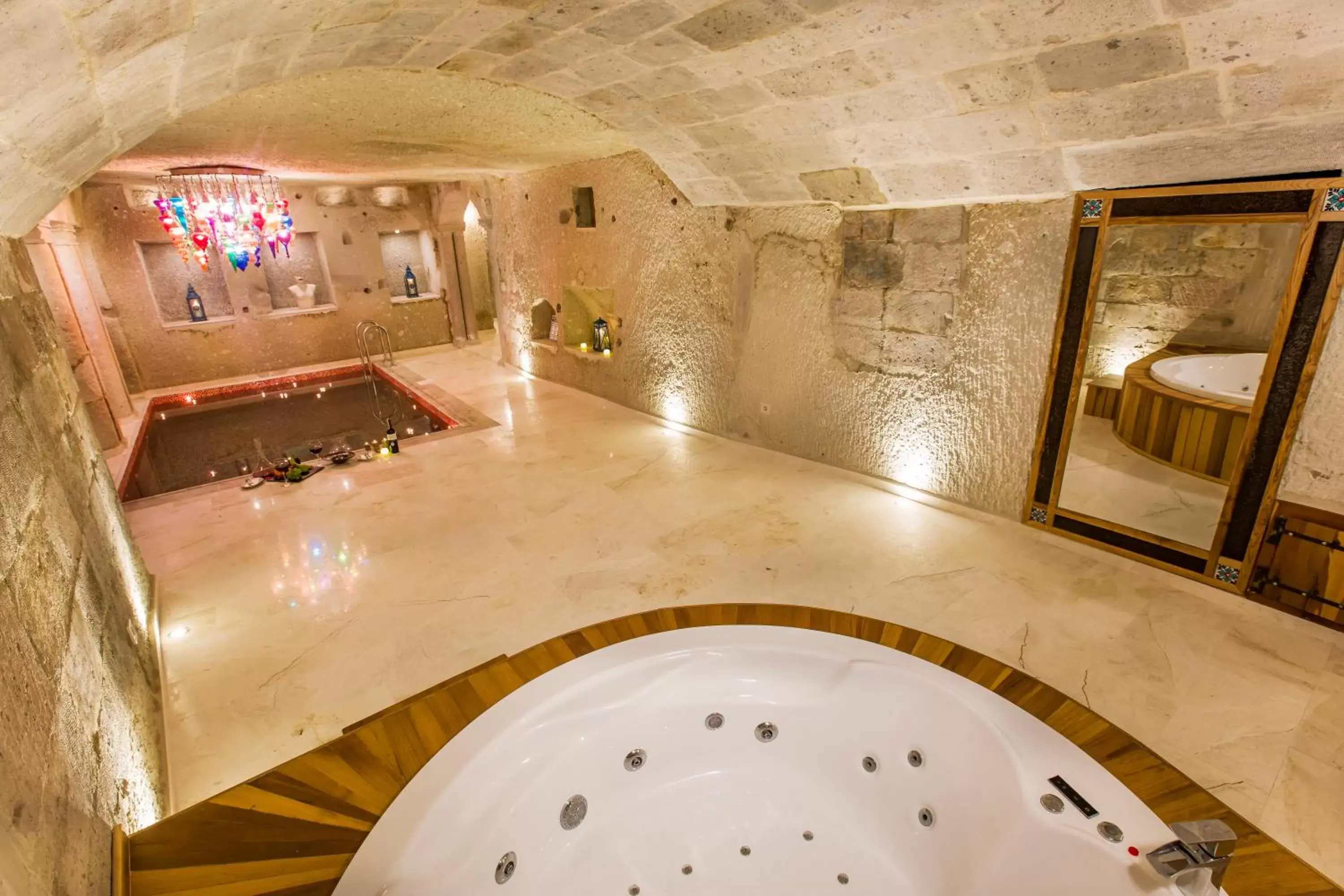 Hot Tub, Bathroom in Imperial Cave Suites & Spa