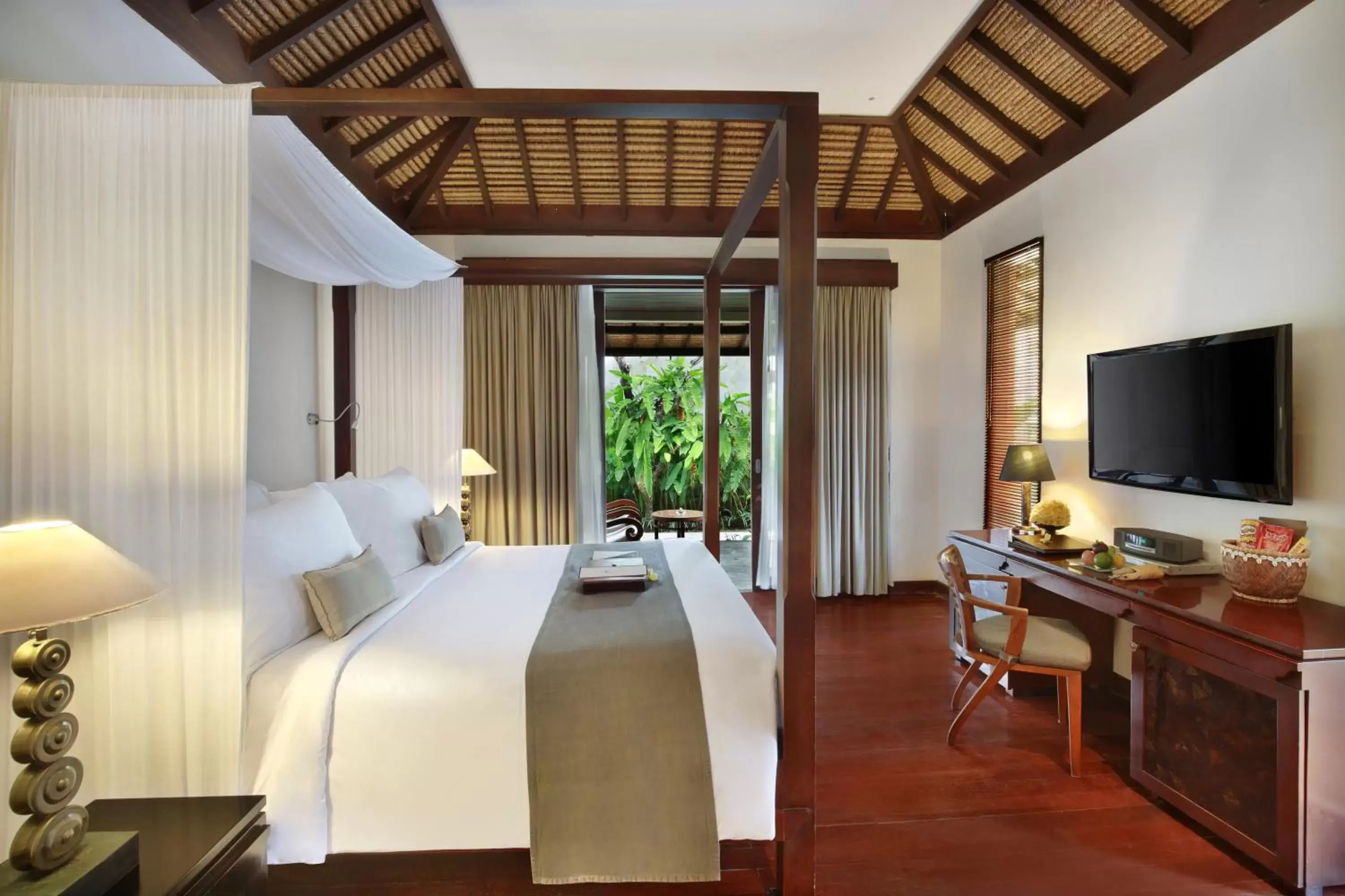 Bedroom, TV/Entertainment Center in Bali Niksoma Boutique Beach Resort