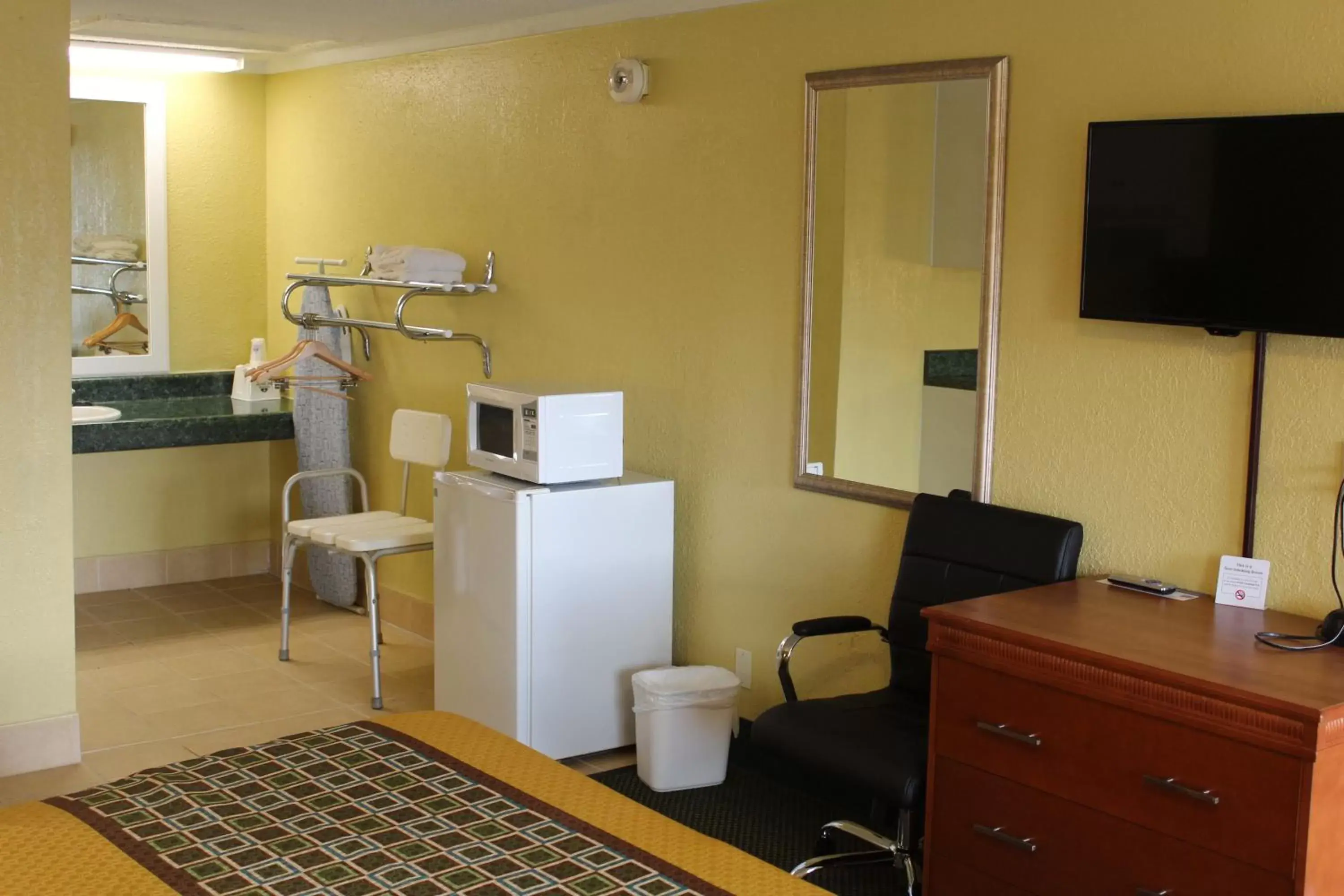 Other, TV/Entertainment Center in America's Best Value Inn Conyers