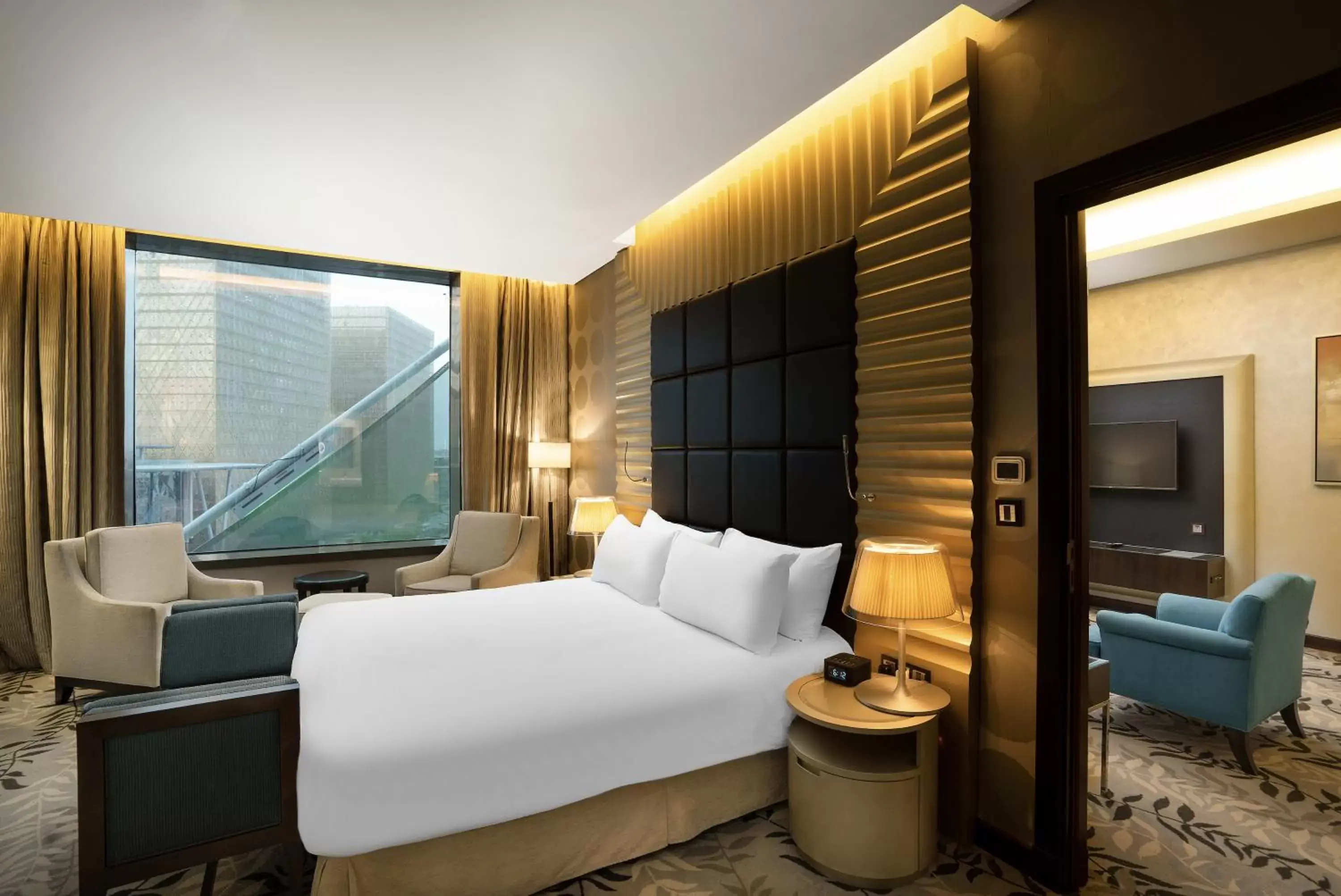 Bedroom, Bed in Crowne Plaza Riyadh - RDC Hotel & Convention, an IHG Hotel