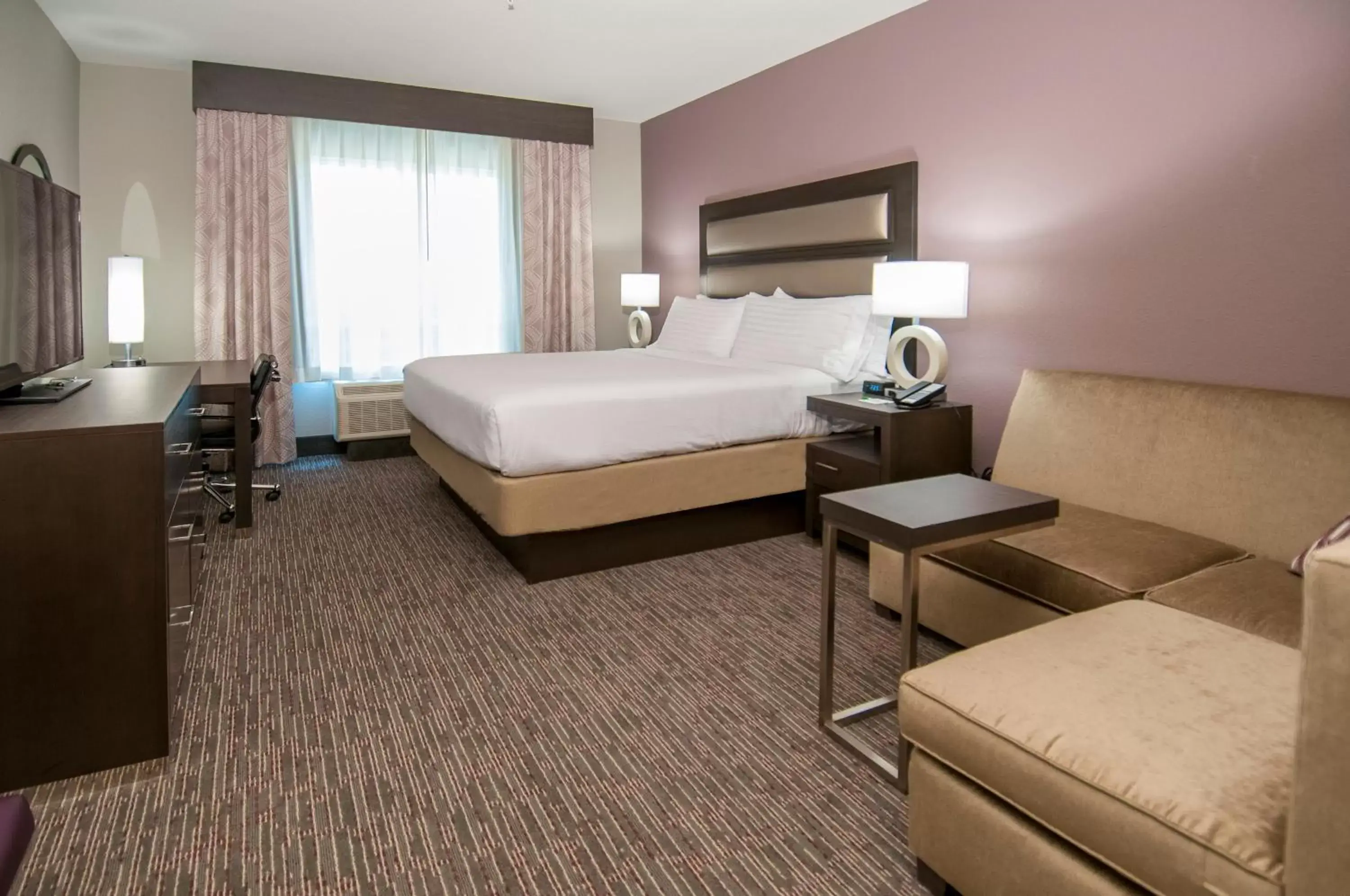 Photo of the whole room, Bed in Holiday Inn - New Orleans Airport North, an IHG Hotel