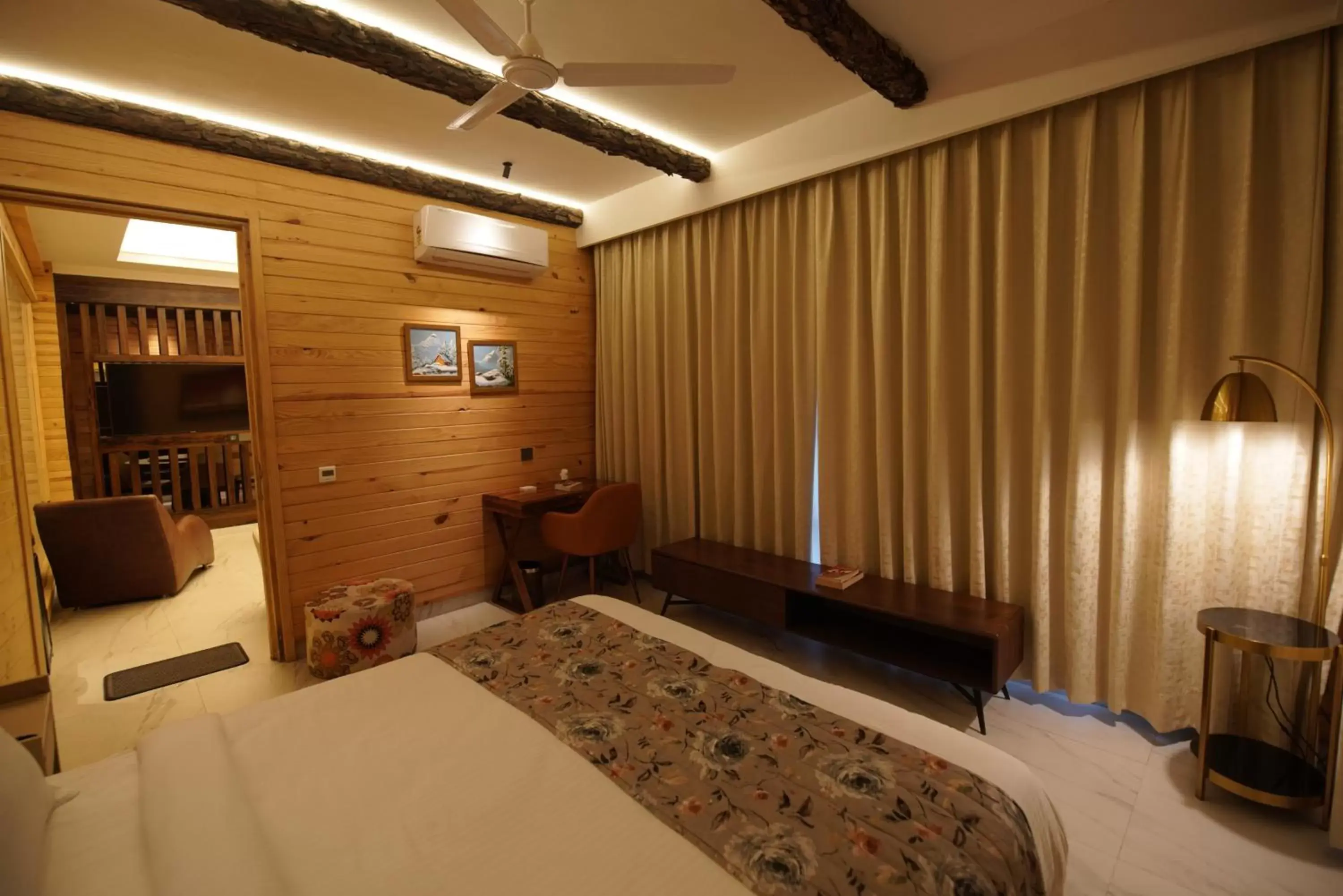 Bedroom, Bed in Kasauli Hills Resort