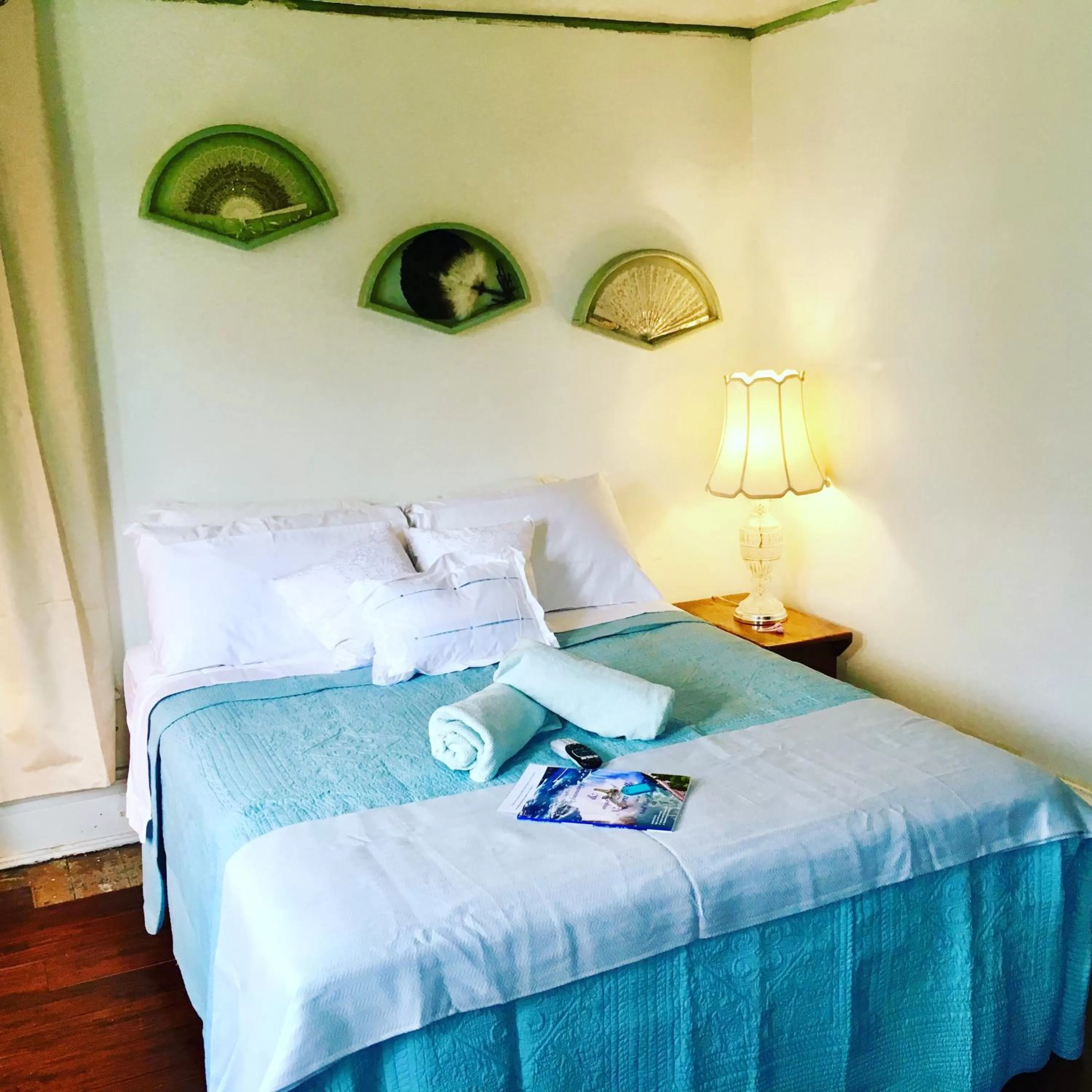 Bed in Aaron House of Niagara Falls