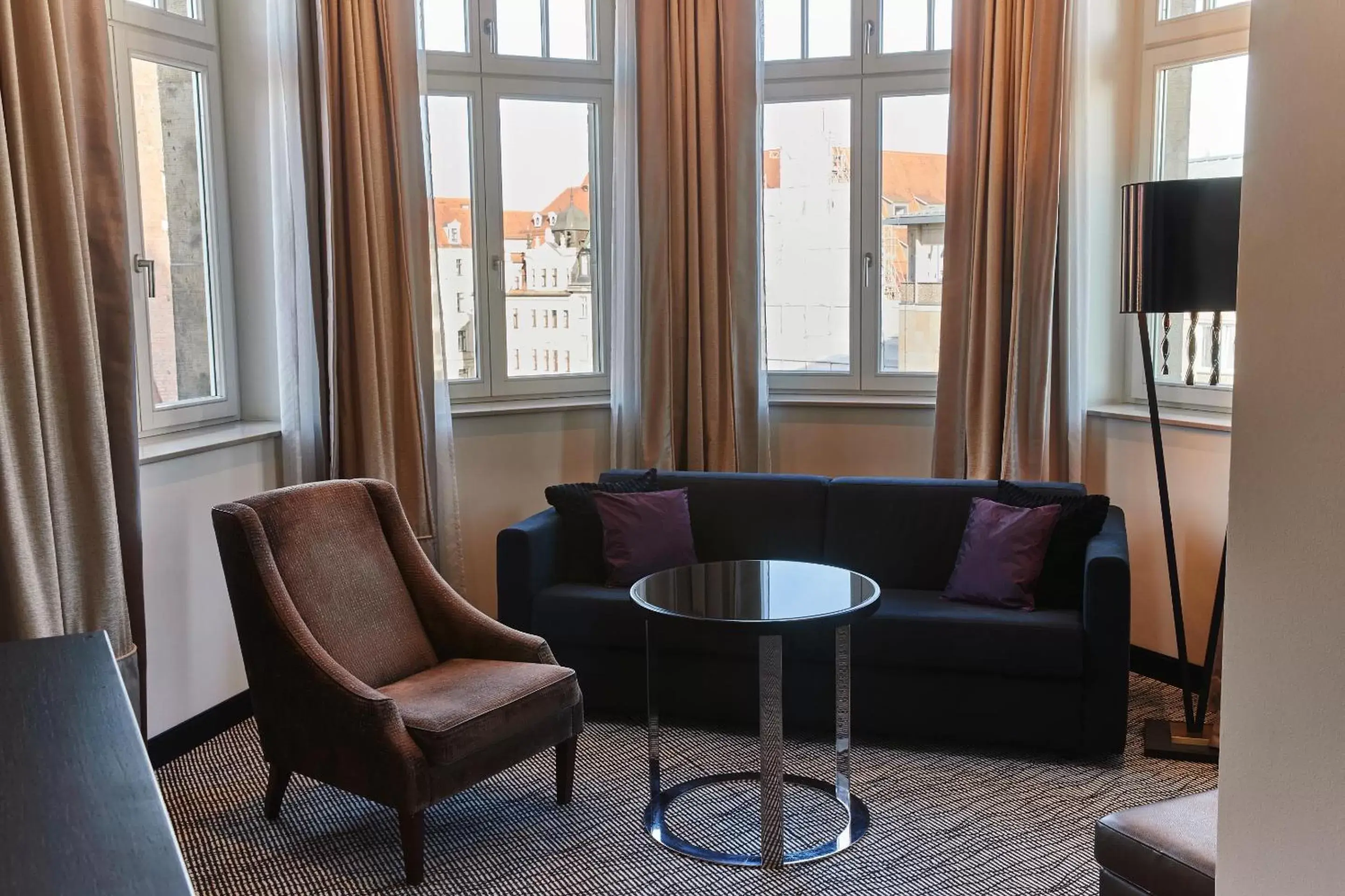 Living room, Seating Area in Steigenberger Icon Grandhotel Handelshof Leipzig