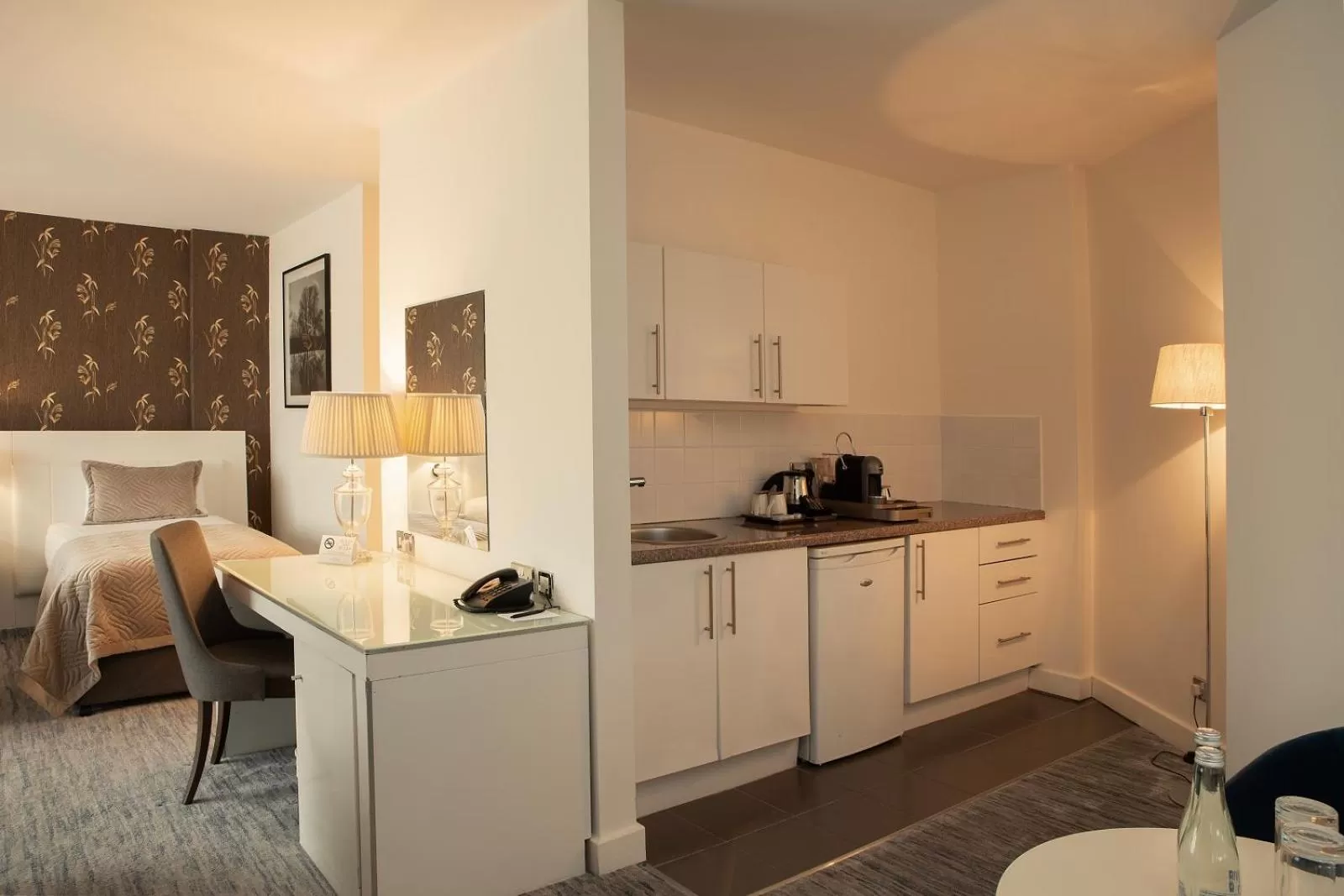 Coffee/tea facilities, Bed in The Ellison