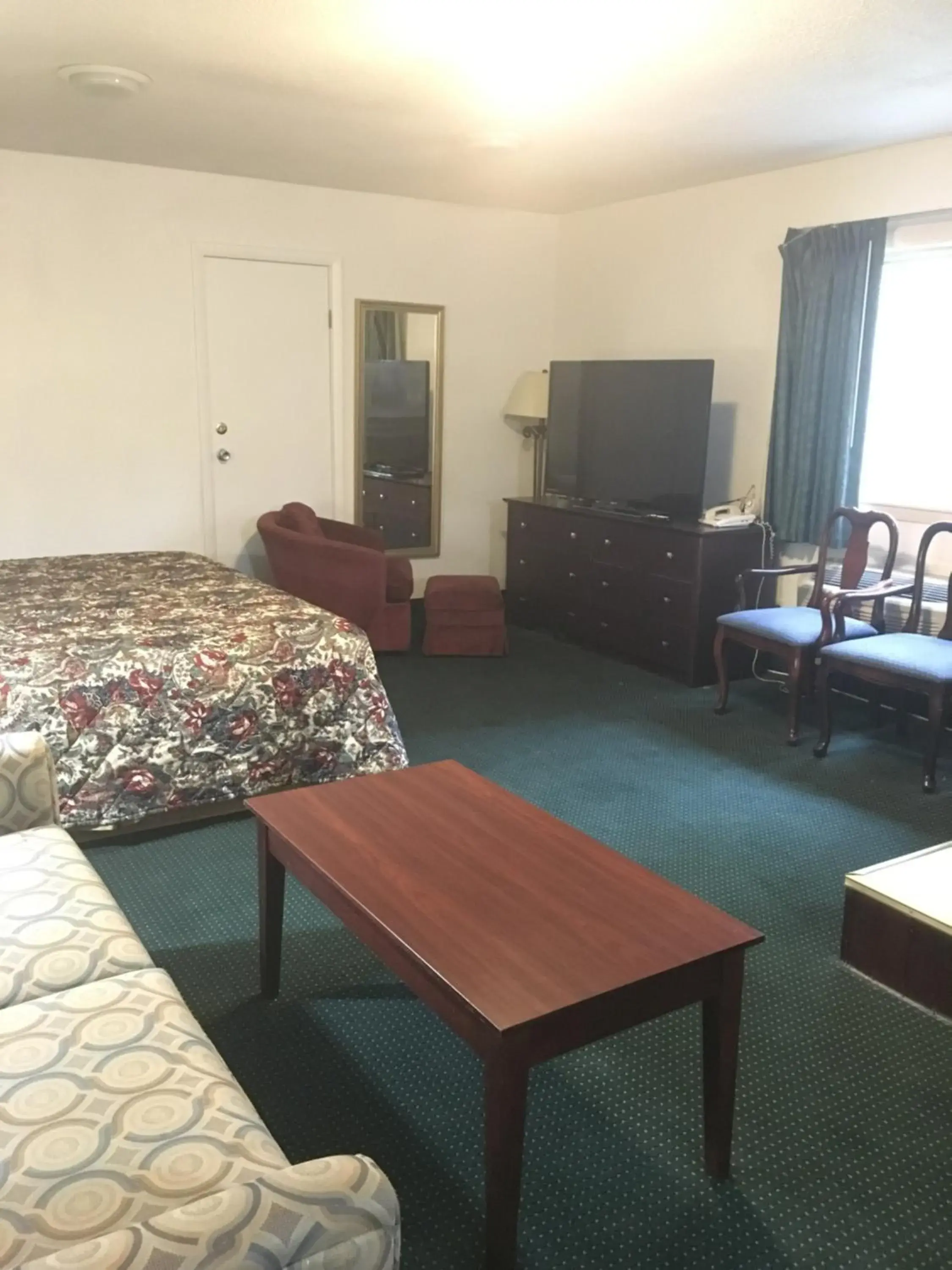 Seating Area in Rapids Inn & Suites