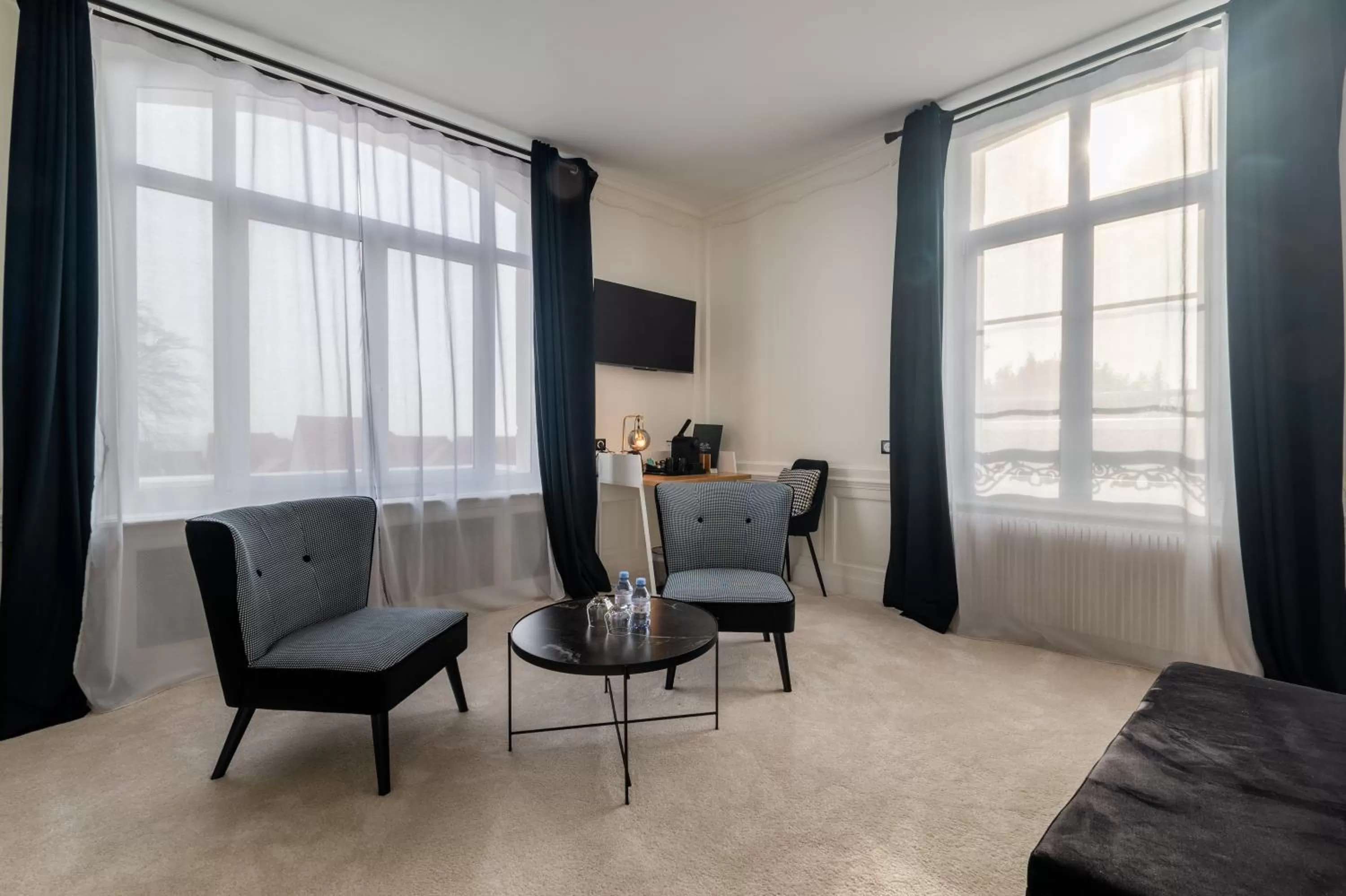 Property building, Seating Area in Hôtel Échappée en Baie - Parking privé gratuit