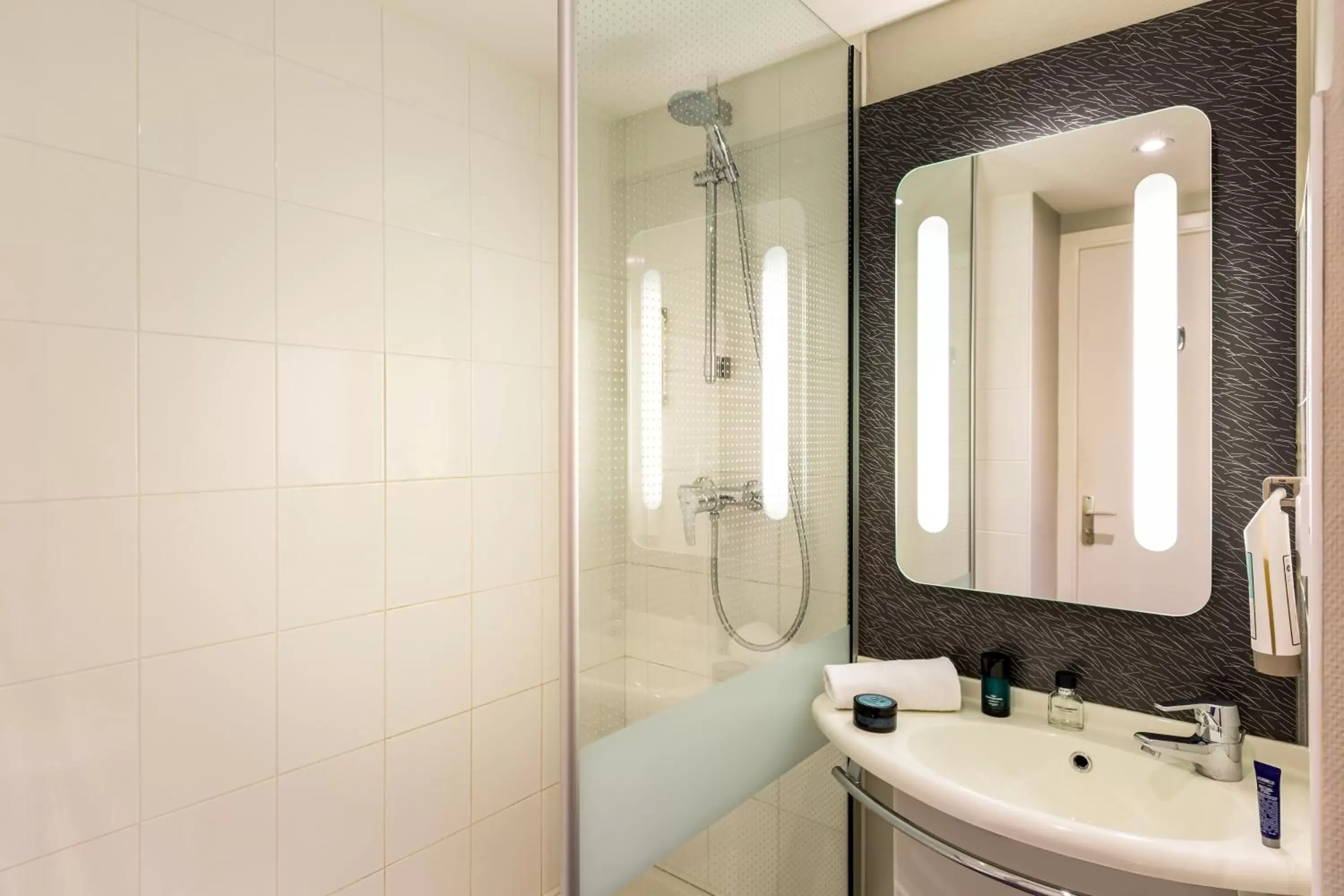 Shower, Bathroom in ibis Reading Centre