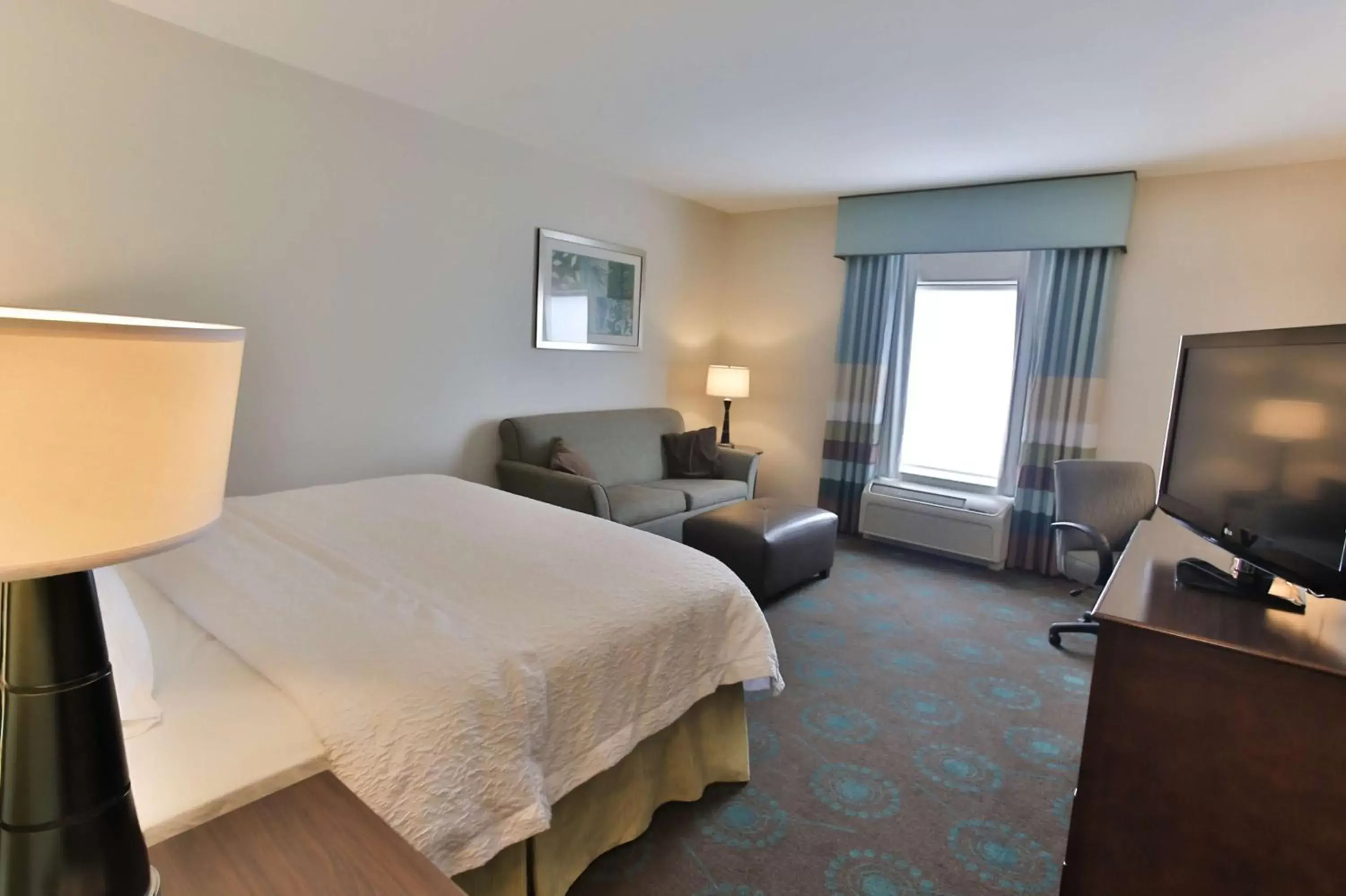 Bed in Hampton Inn & Suites Middlebury