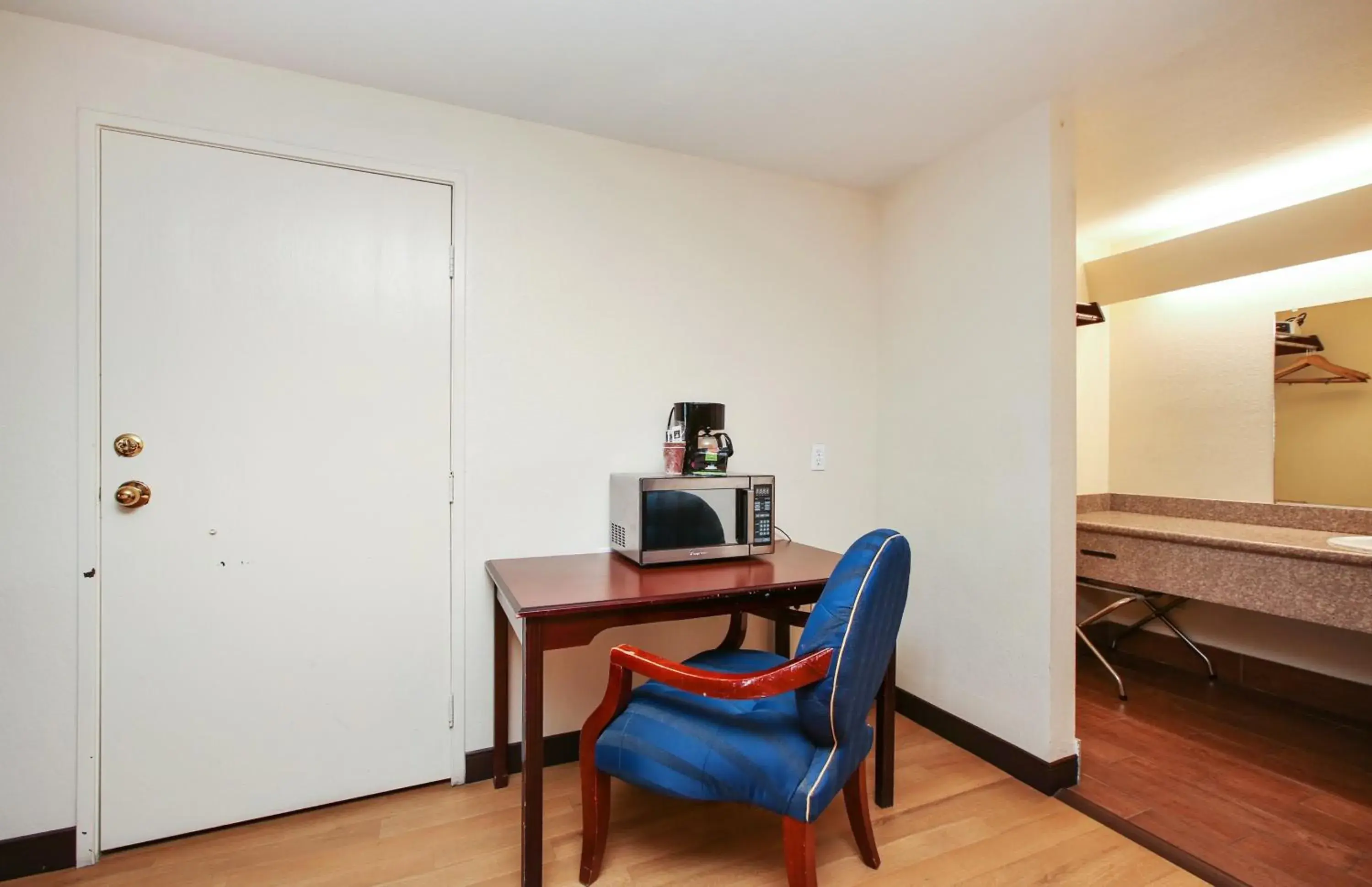 Photo of the whole room, Bed in Red Roof Inn Lompoc Photo of the whole room, Bed in Red Roof Inn Lompoc