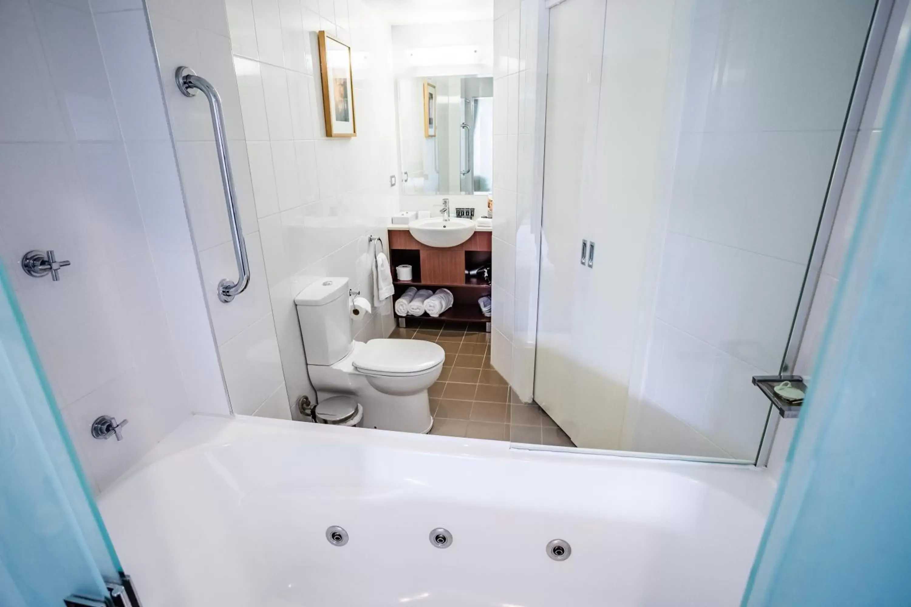 View (from property/room), Bathroom in Amora Hotel Riverwalk