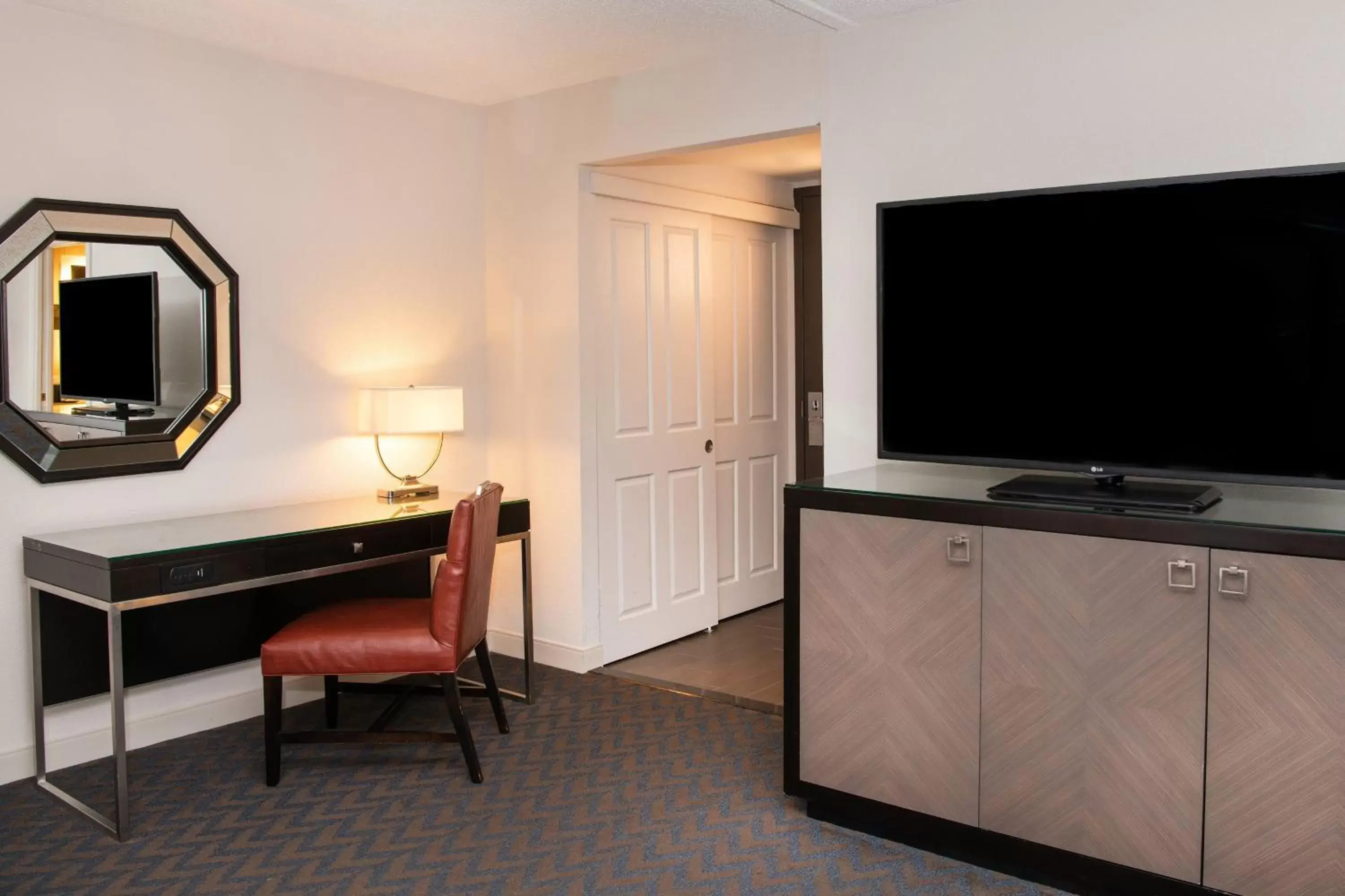 Bedroom, TV/Entertainment Center in Sheraton Minneapolis West Hotel