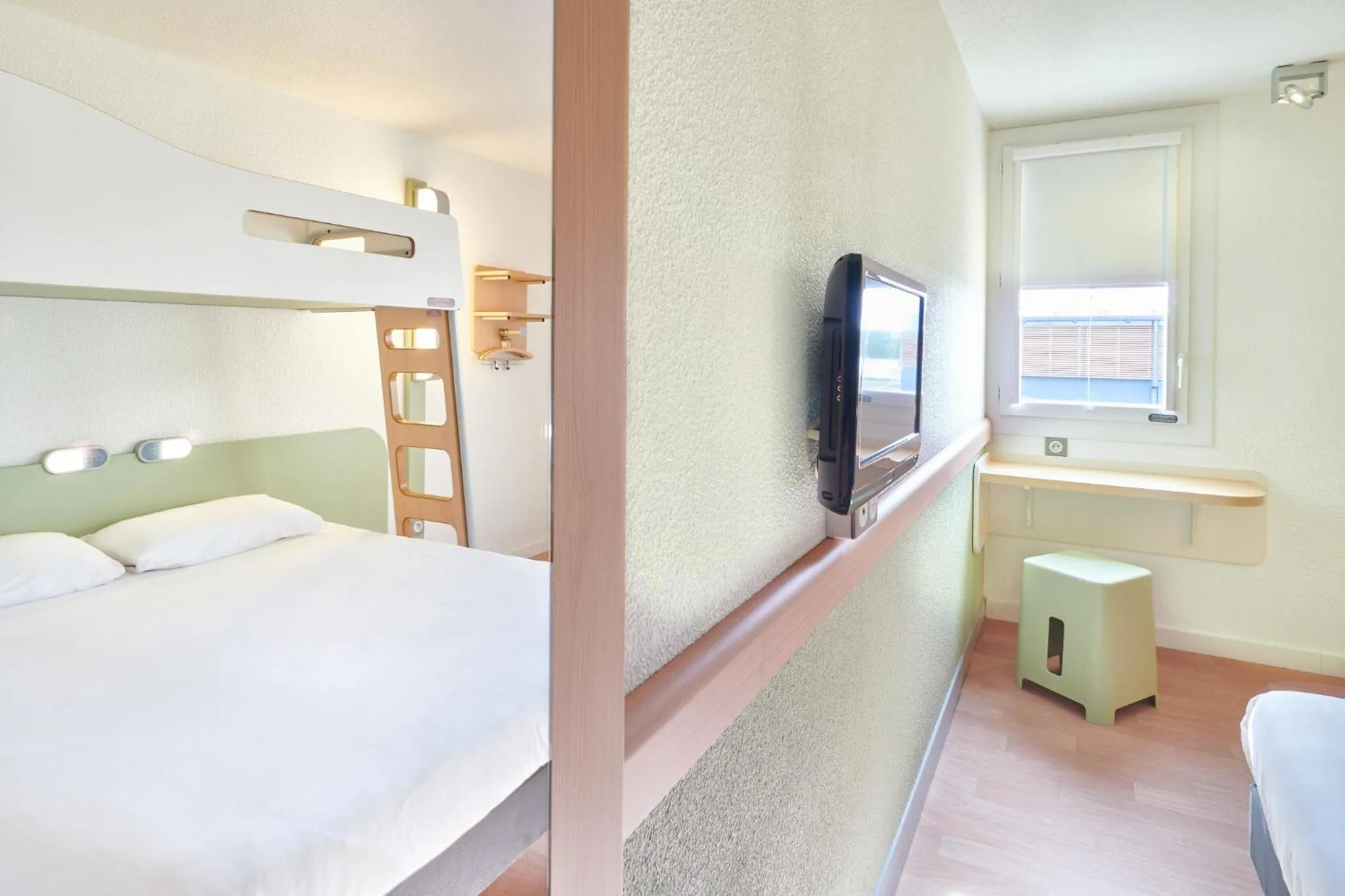 Photo of the whole room, Bed in ibis budget Saint Paul Les Dax