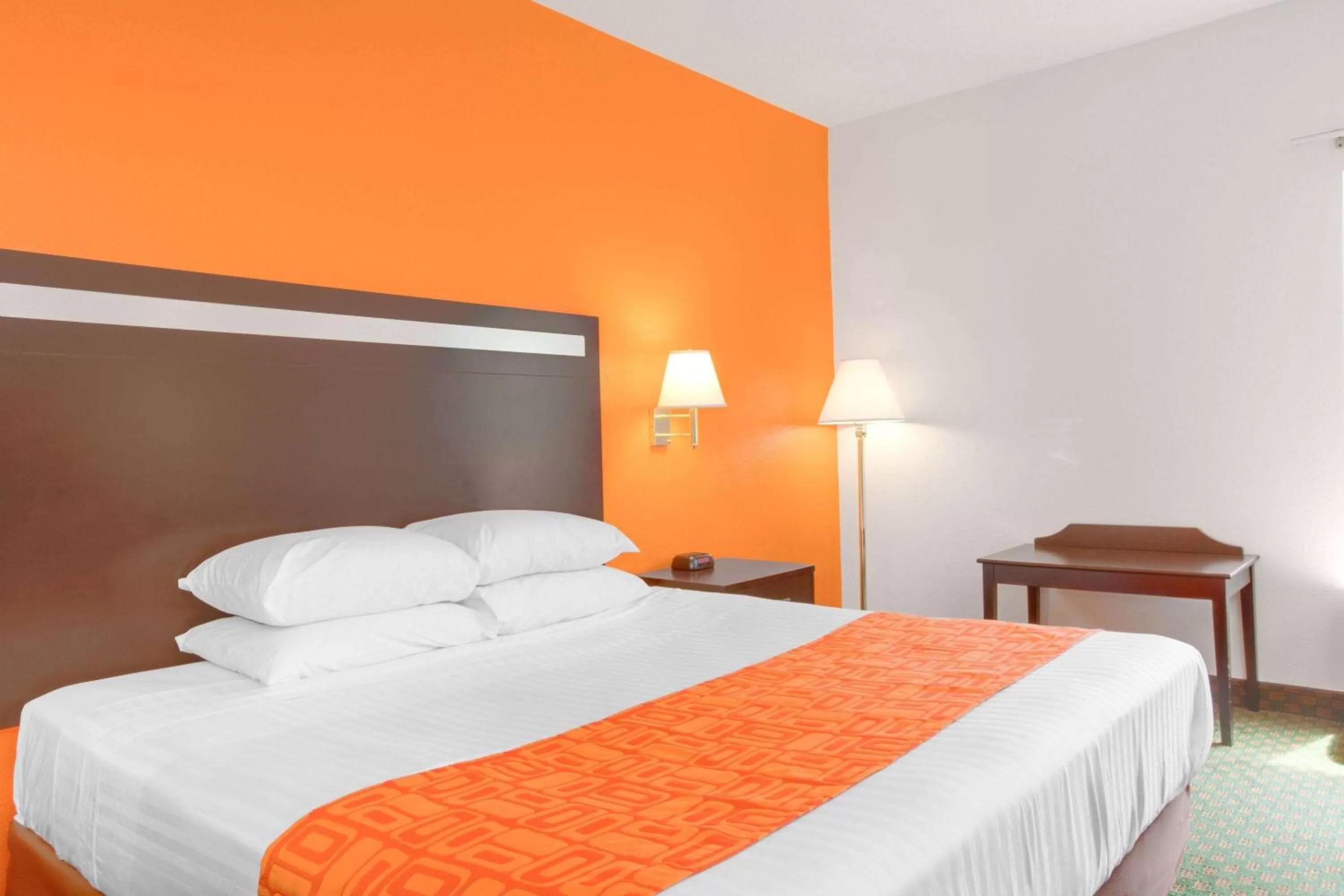 King Studio Suite - Smoking in Howard Johnson by Wyndham Beckley