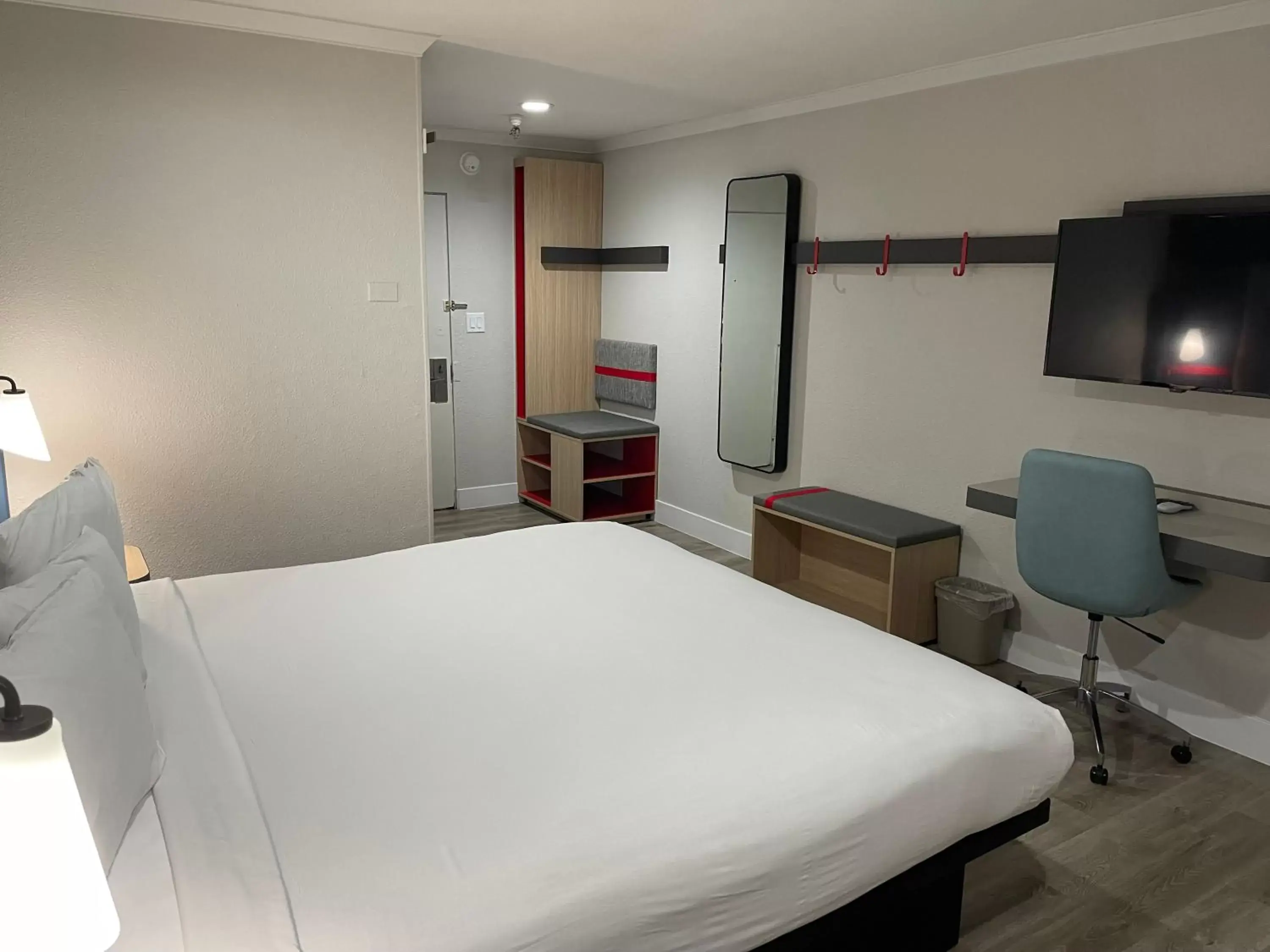 Bed in Roy Inn & Suites -Sacramento Midtown